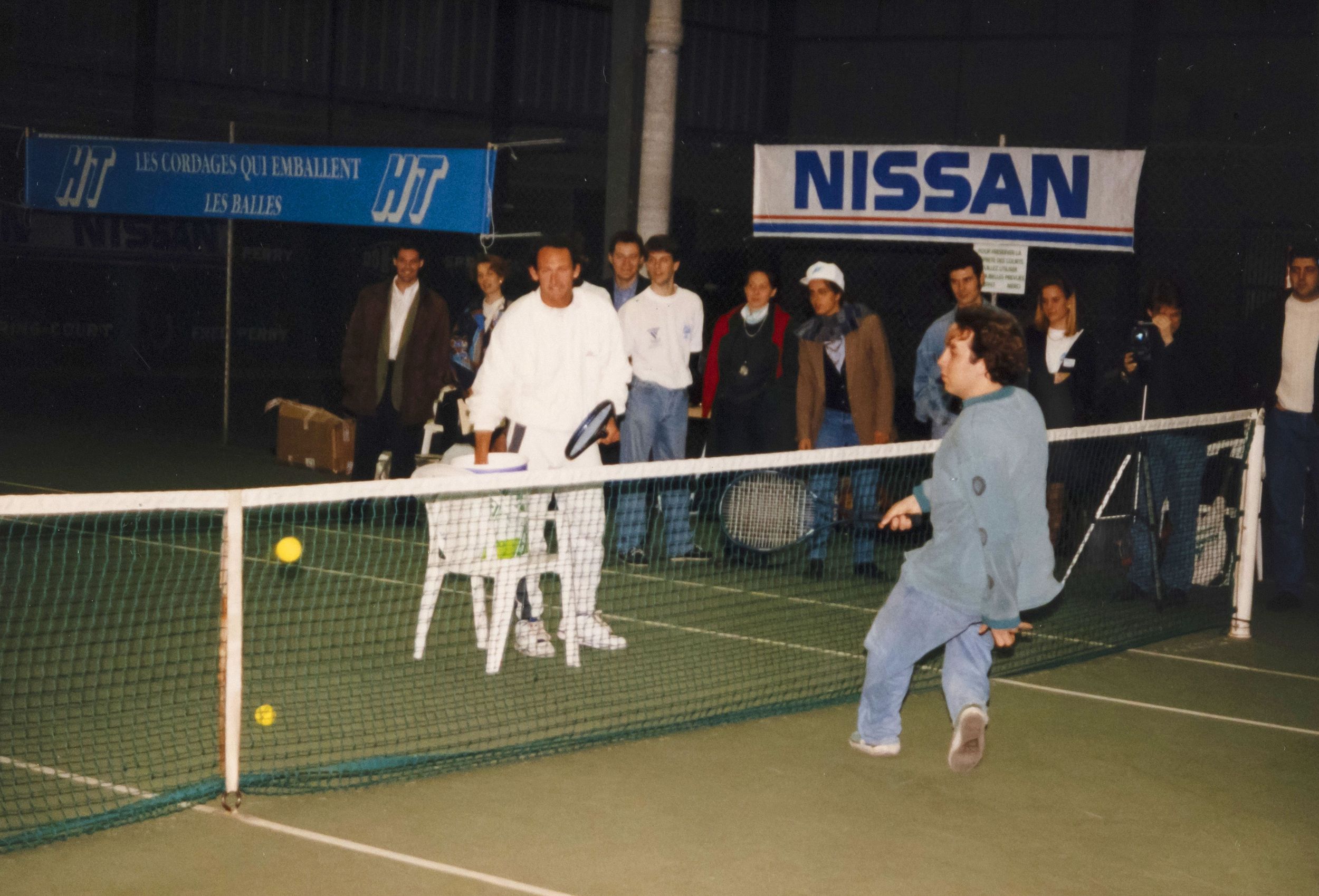 Rencontre de tennis dans le cadre de la IVe coupe école-entreprise,  photographie parue dans "C'est 9 à Lyon" n° 45 mai 1993 : photo. couleur (1992-1993, cote 1518WP/1970)