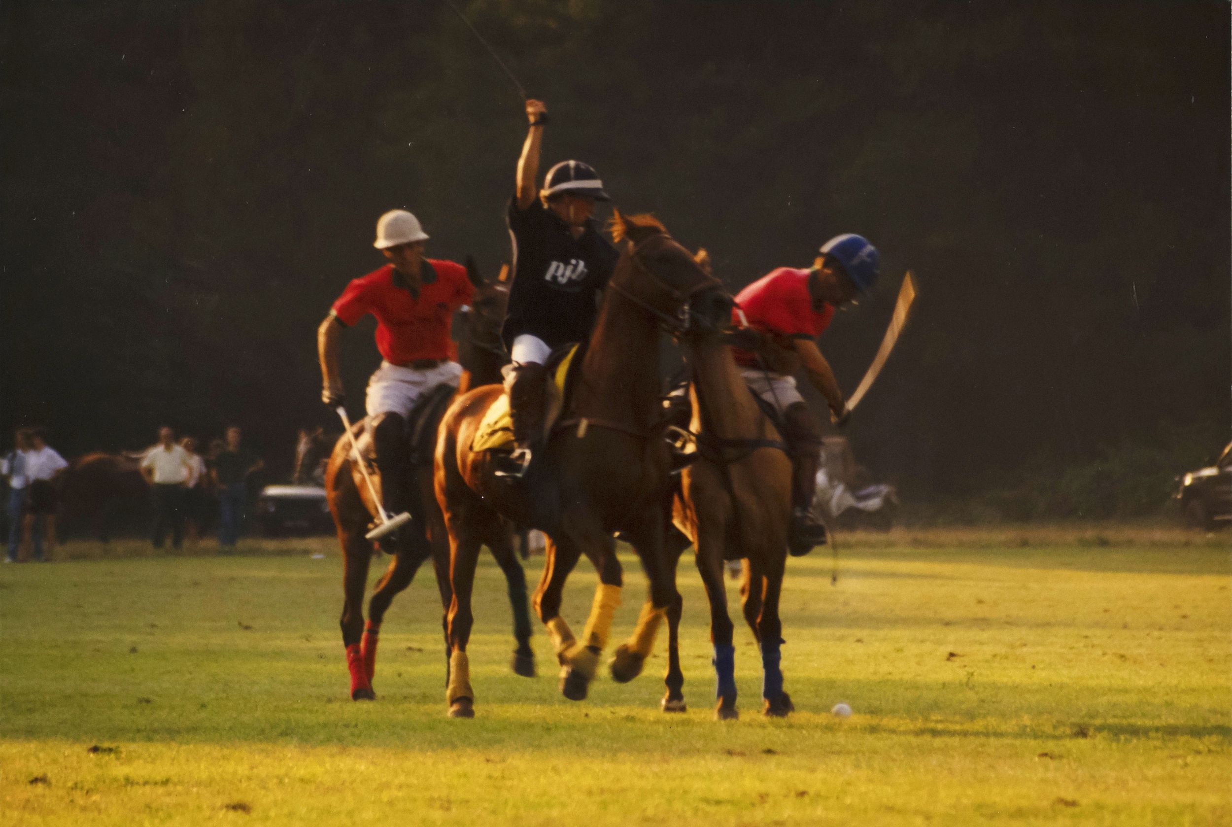 Rencontre de polo, photographie parue dans "C'est 9 à Lyon" n° 47 juillet-août 1993 : photo. couleur (1991-1993, cote 1518WP/1972)