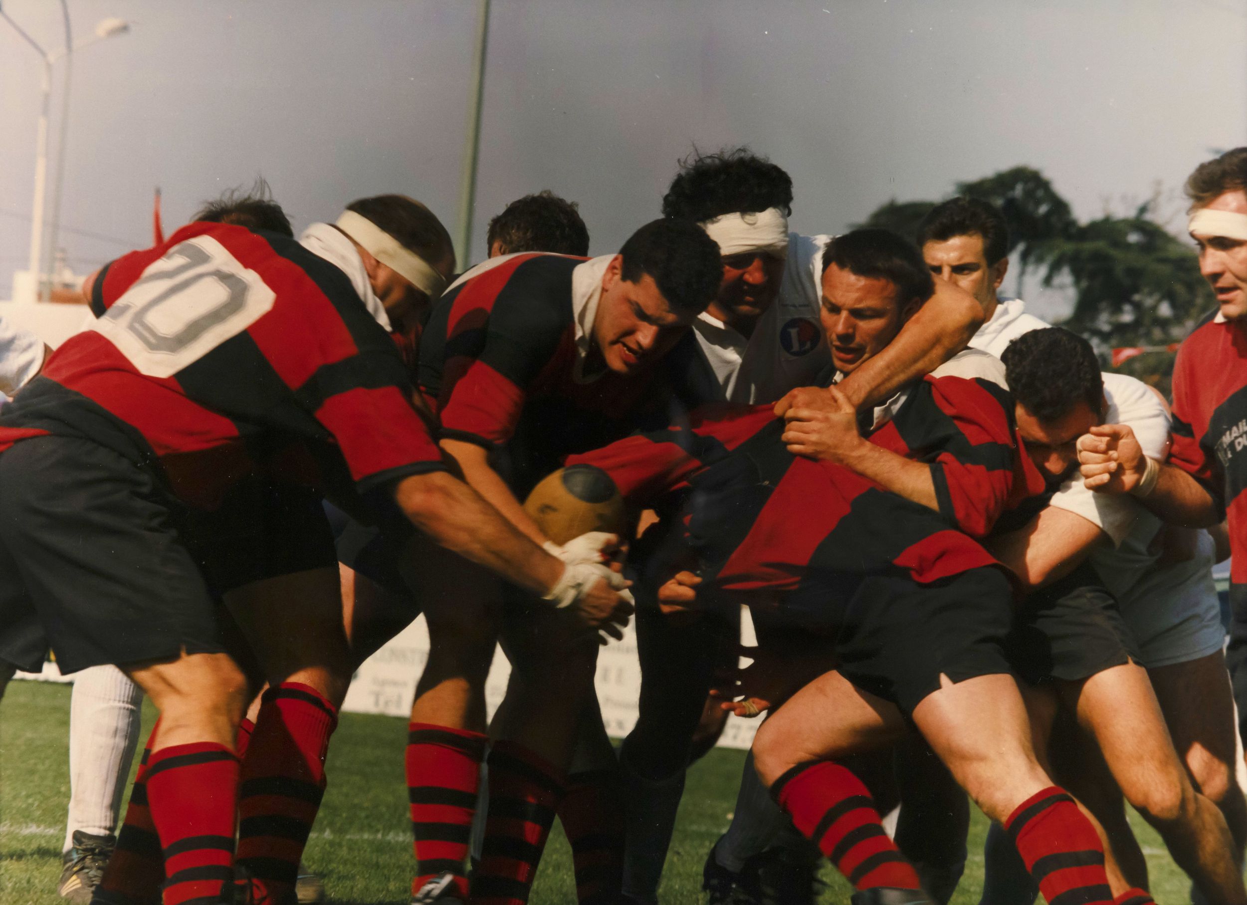 Rencontre de rugby, photographie parue dans "C'est 9 à Lyon" n° 48 septembre 1993 : photo. couleur (1992-1993, cote 1518WP/1973)