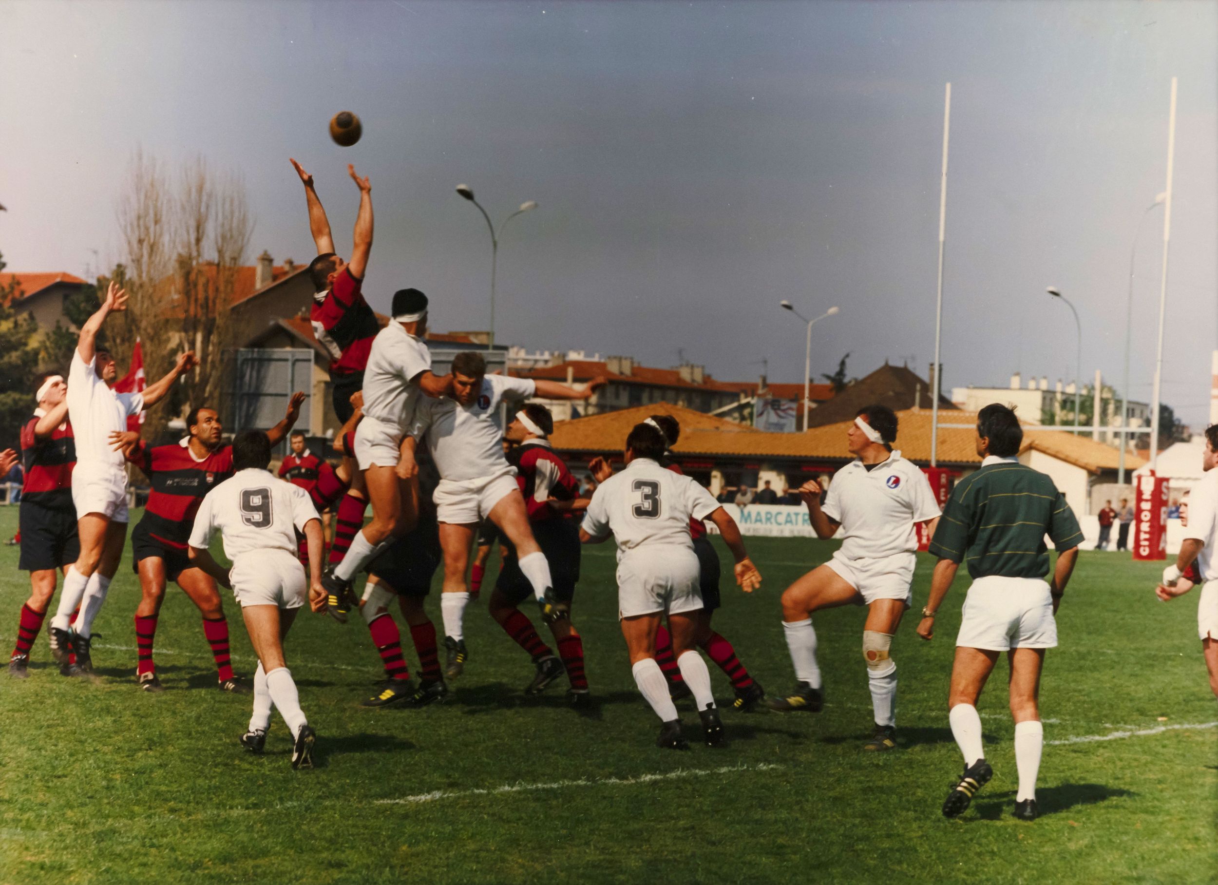 Rencontre de rugby, photographie parue dans "C'est 9 à Lyon" n° 48 septembre 1993 : photo. couleur (1992-1993, cote 1518WP/1973)