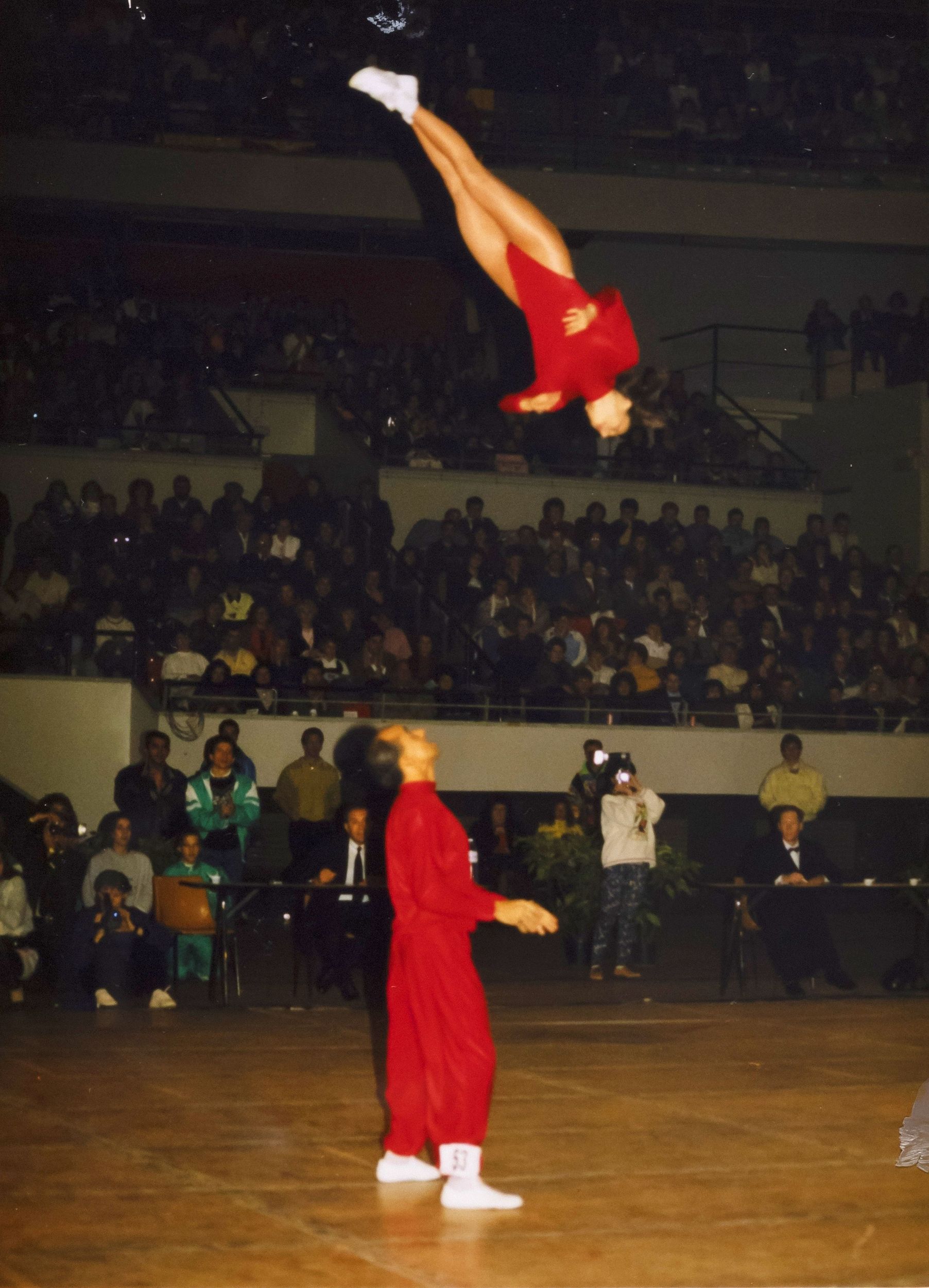 Démonstration de rock acrobatique, photographie parue dans "C'est 9 à Lyon" n° 51 décembre 1993 : photo. couleur (1993, cote 1518WP/1976)