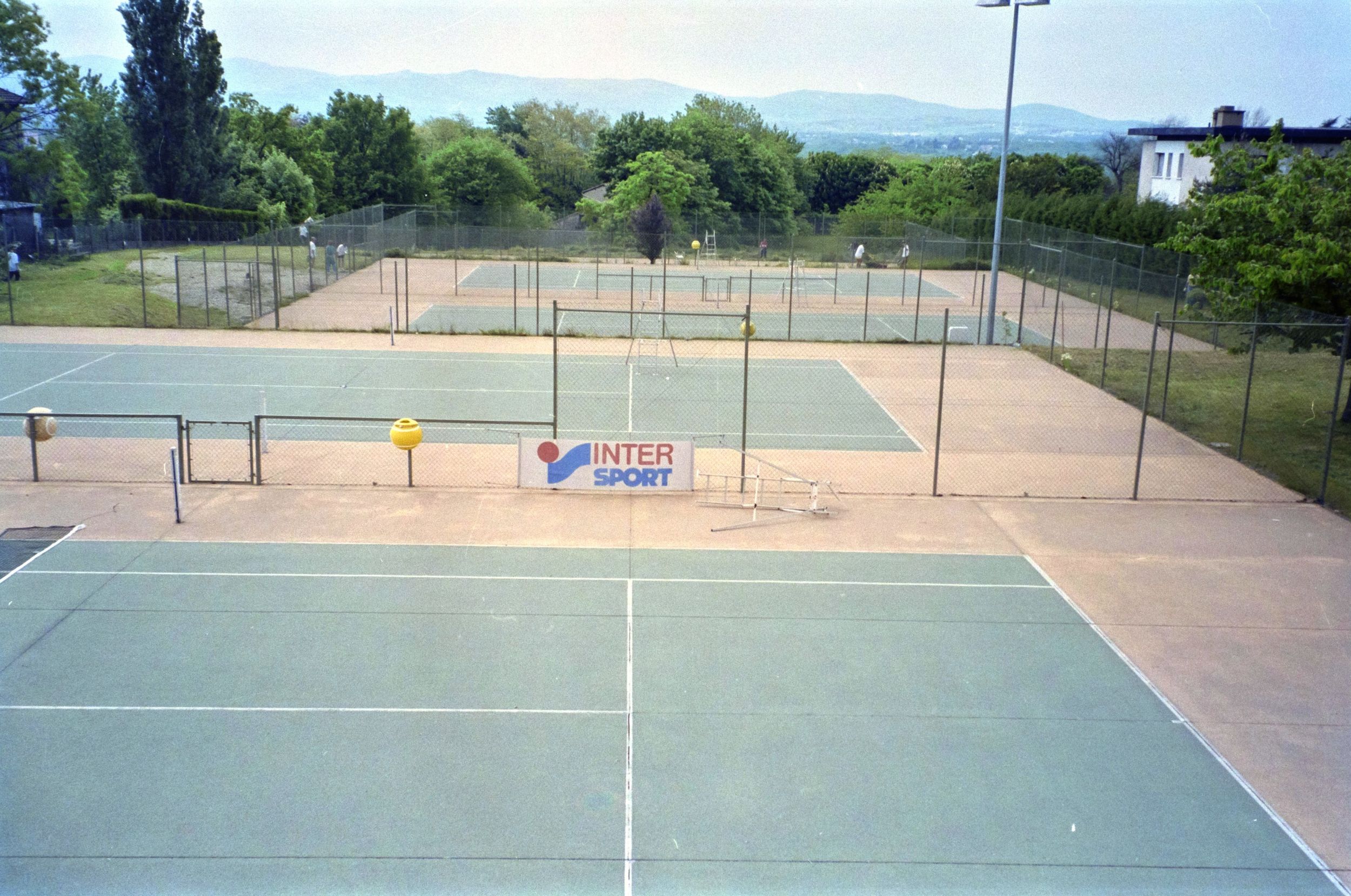 Tennis Municipal du 5e arrondissement, court de tennis : photographie couleur (1990, cote 1518WP/1990)