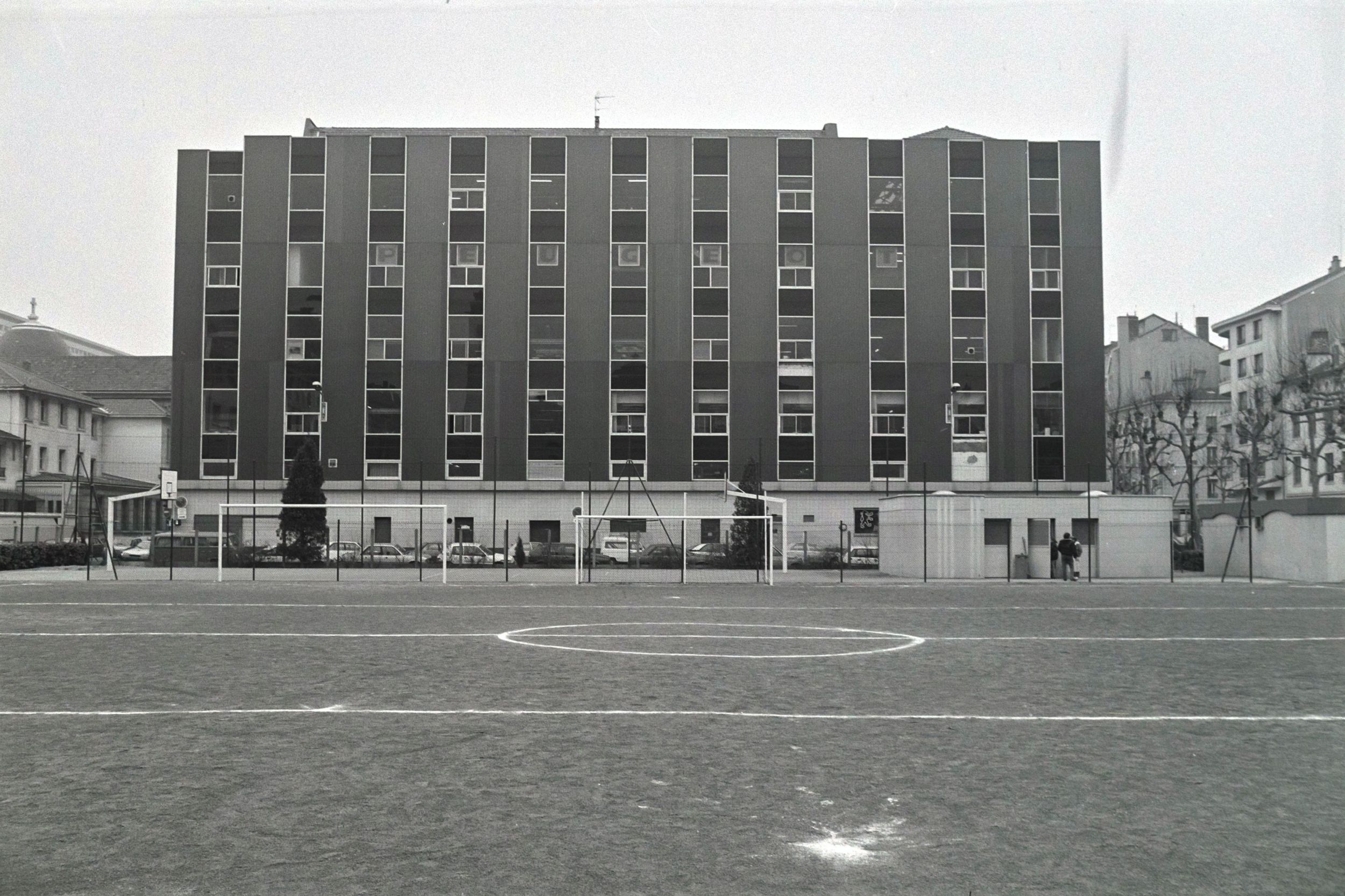 Terrain de sport dans le sixième arrondissement : photographie négative NB (1989, cote 1518WP/1994)