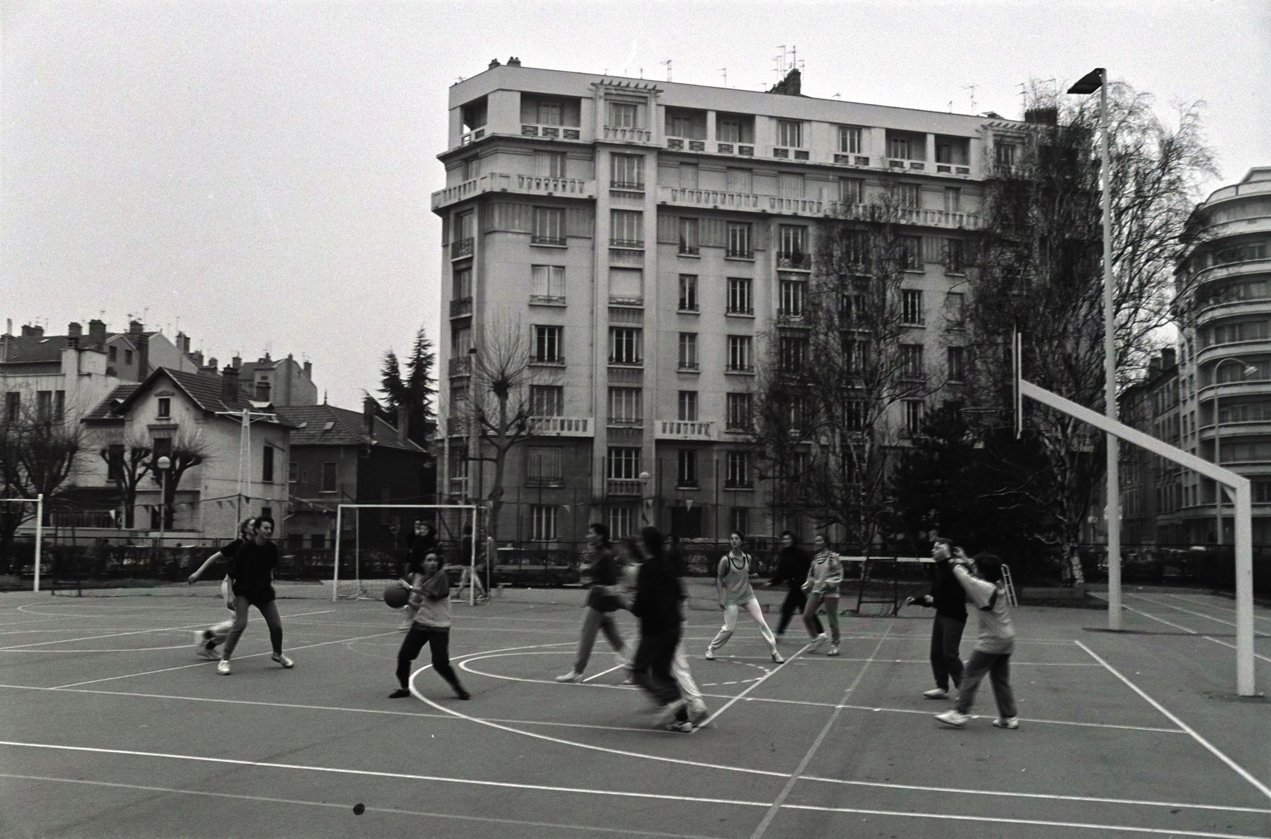 Joueurs de basket : photographie négative NB (1989, cote 1518WP/1994)