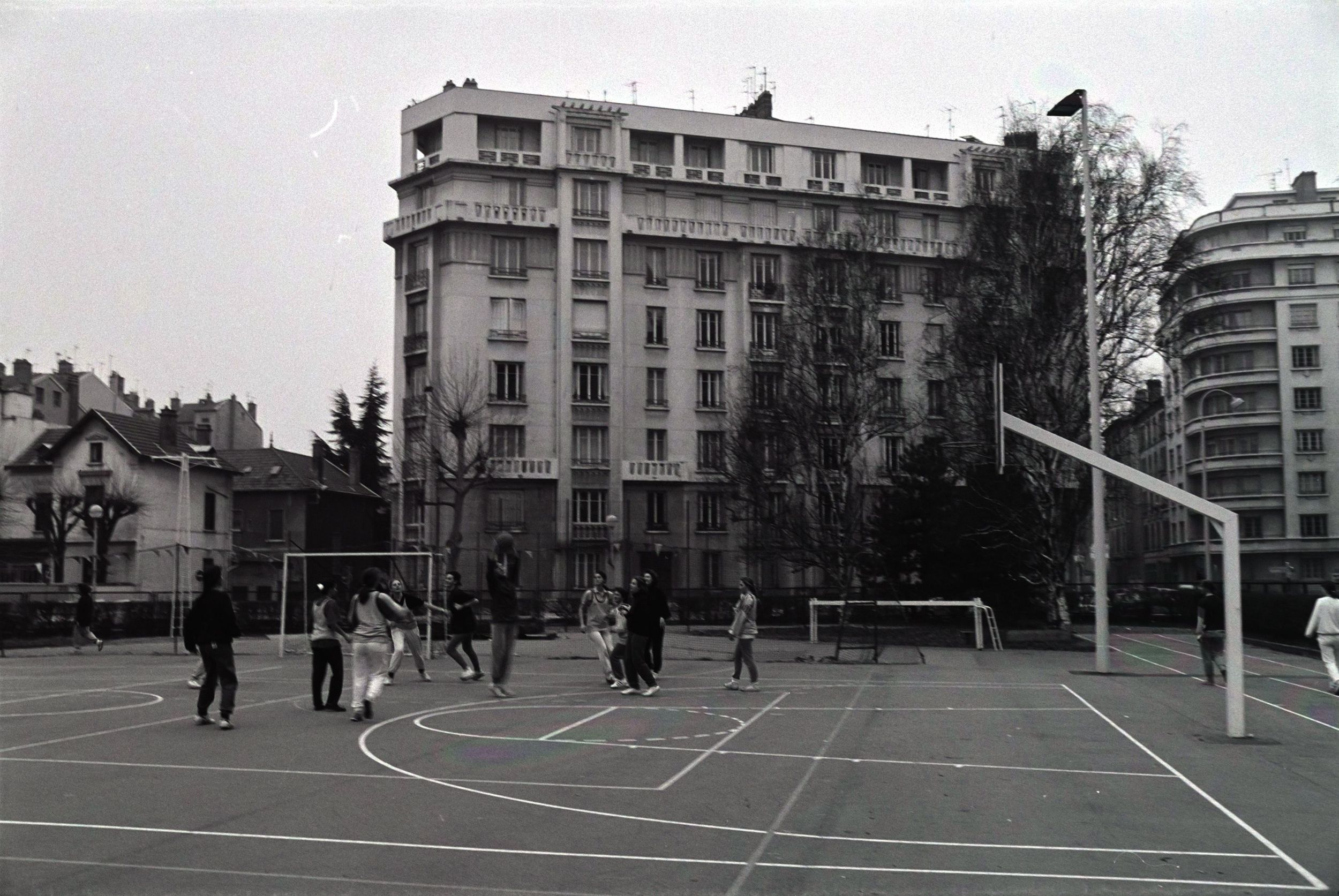 Joueurs de basket : photographie négative NB (1989, cote 1518WP/1994)