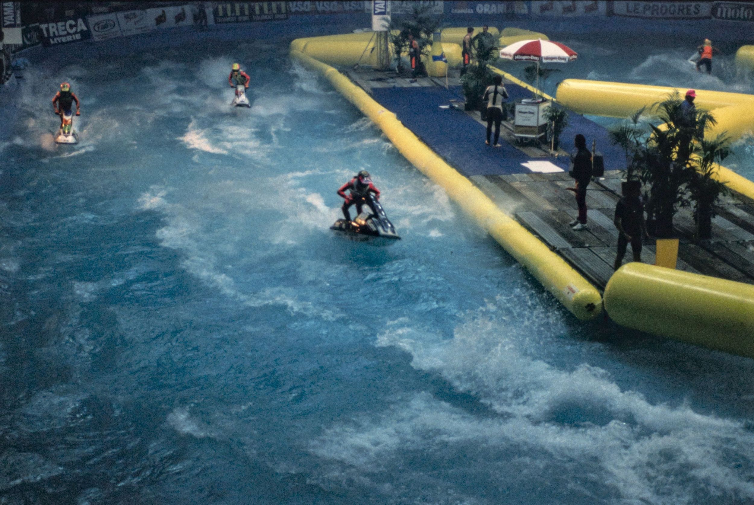 Démonstration de jet ski au Palais des Sports de Gerland le 11 juin 1992 : photographie couleur (1992, cote 1518WP/2015)