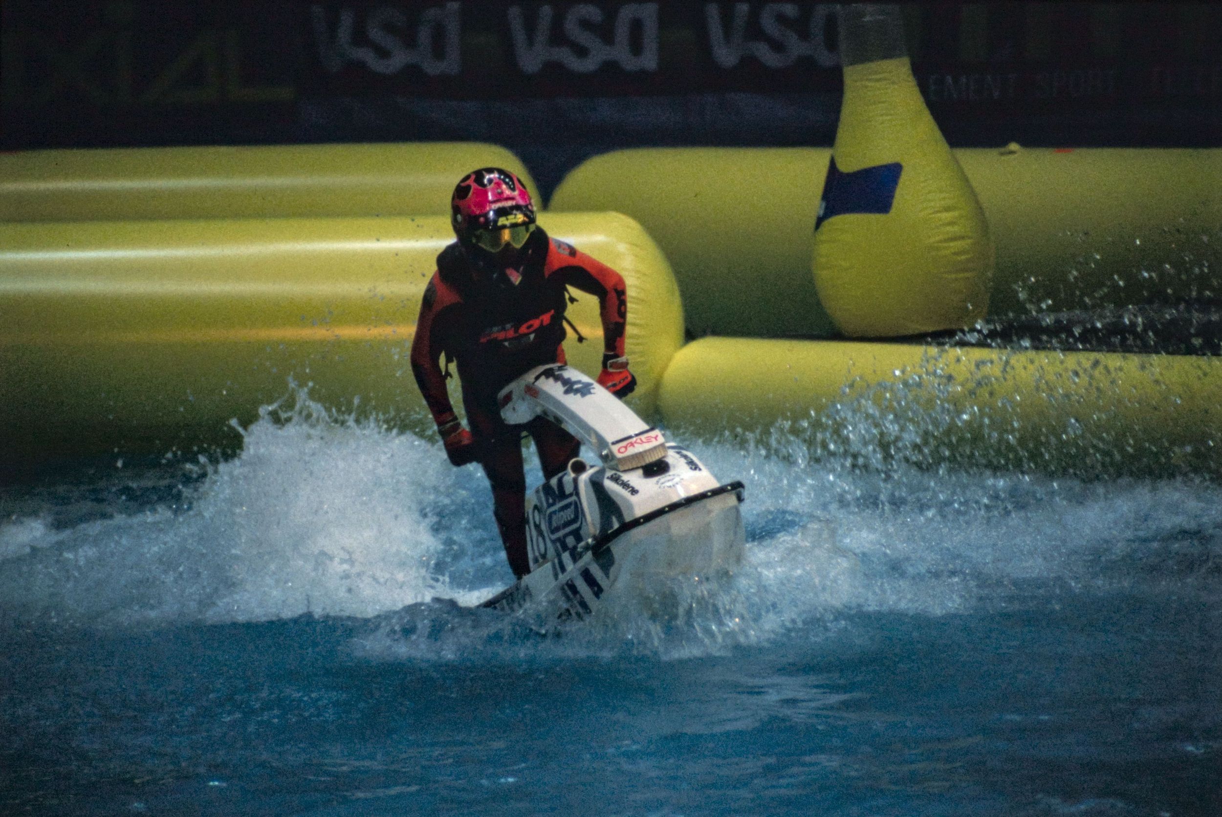 Démonstration de jet ski au Palais des Sports de Gerland le 11 juin 1992 : photographie couleur (1992, cote 1518WP/2015)