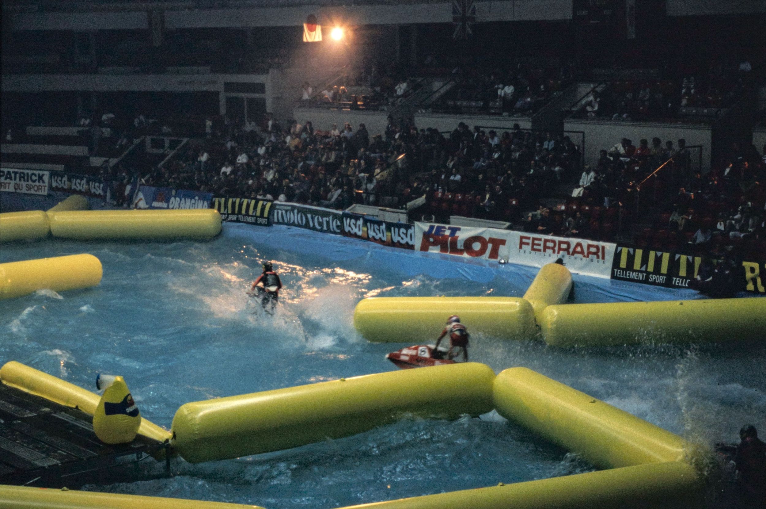 Démonstration de jet ski au Palais des Sports de Gerland le 11 juin 1992 : photographie couleur (1992, cote 1518WP/2015)