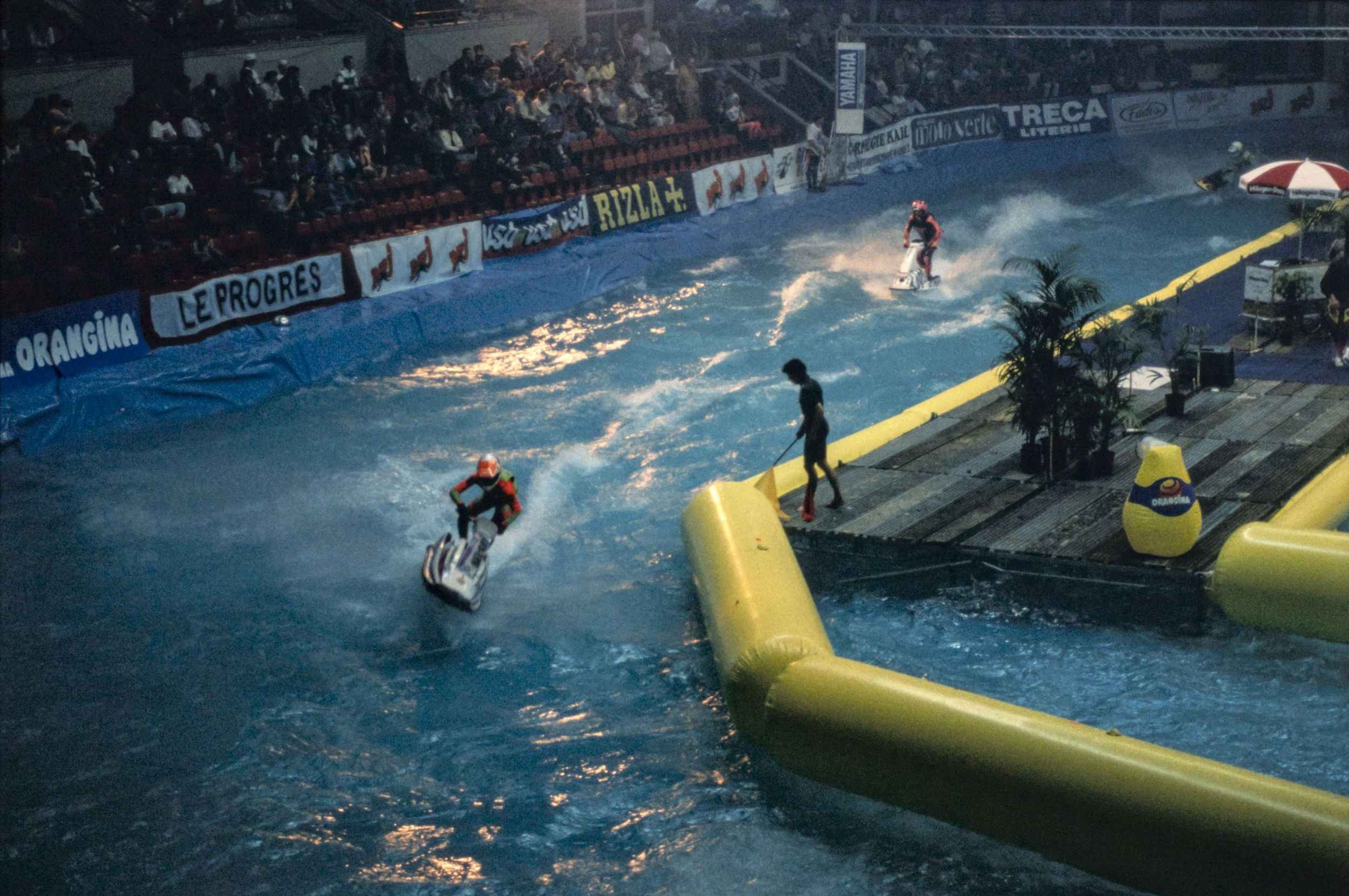 Démonstration de jet ski au Palais des Sports de Gerland le 11 juin 1992 : photographie couleur (1992, cote 1518WP/2015)