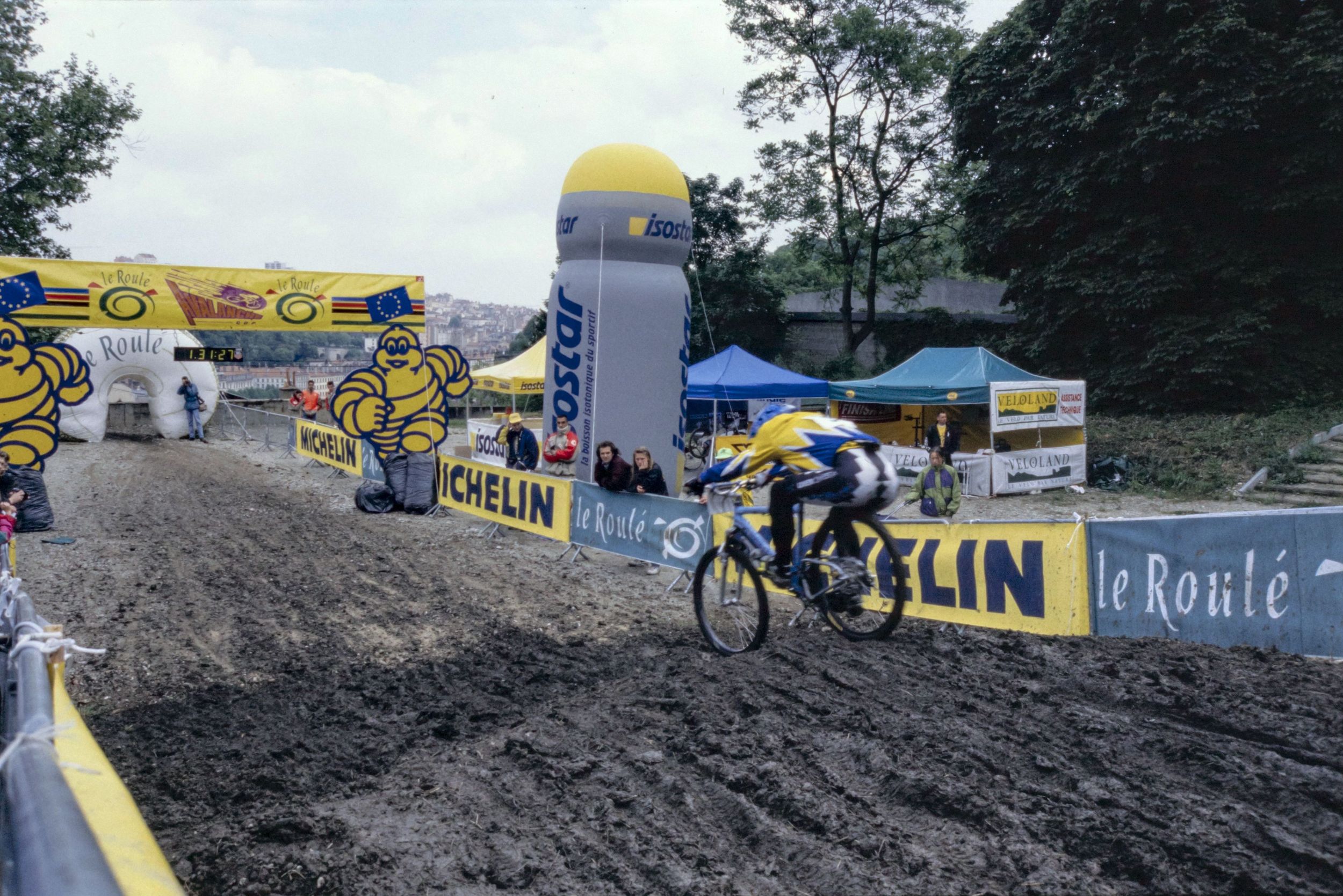 "Avalanche Cup" : compétition de Vélo tout terrain organisée le 14 mai 1995 : photographie couleur (1995, cote 1518WP/2022)