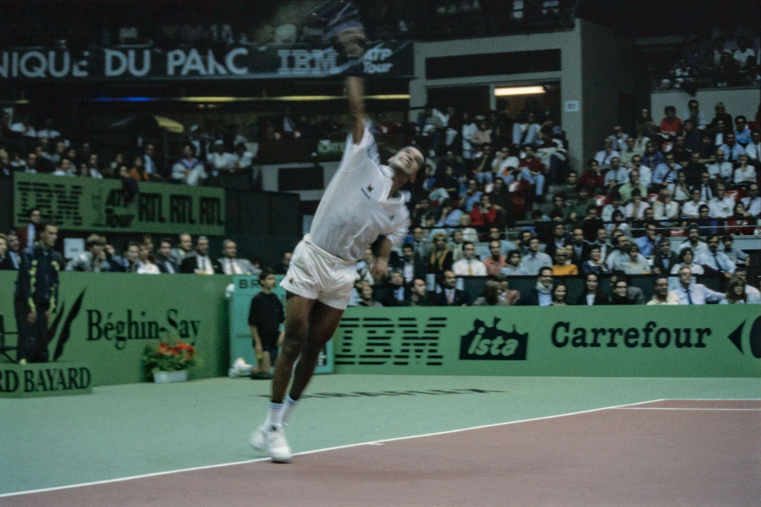 Yannick Noah, rencontres du Grand Prix de Tennis de Lyon : photographie couleur (1991, cote 1518WP/2025)