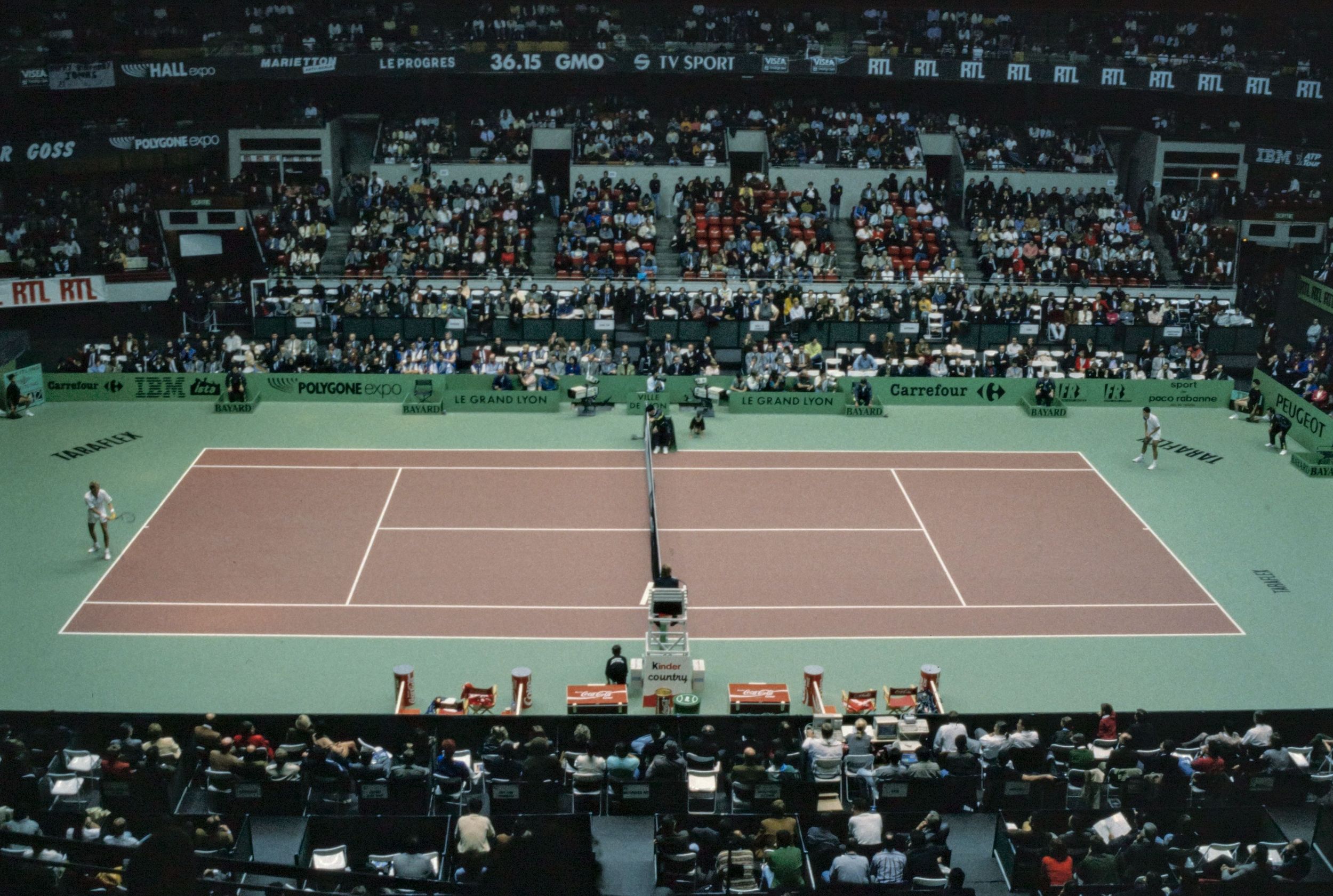 Court de tennis, rencontres du Grand Prix de Tennis de Lyon : photographie couleur (1991, cote 1518WP/2025)