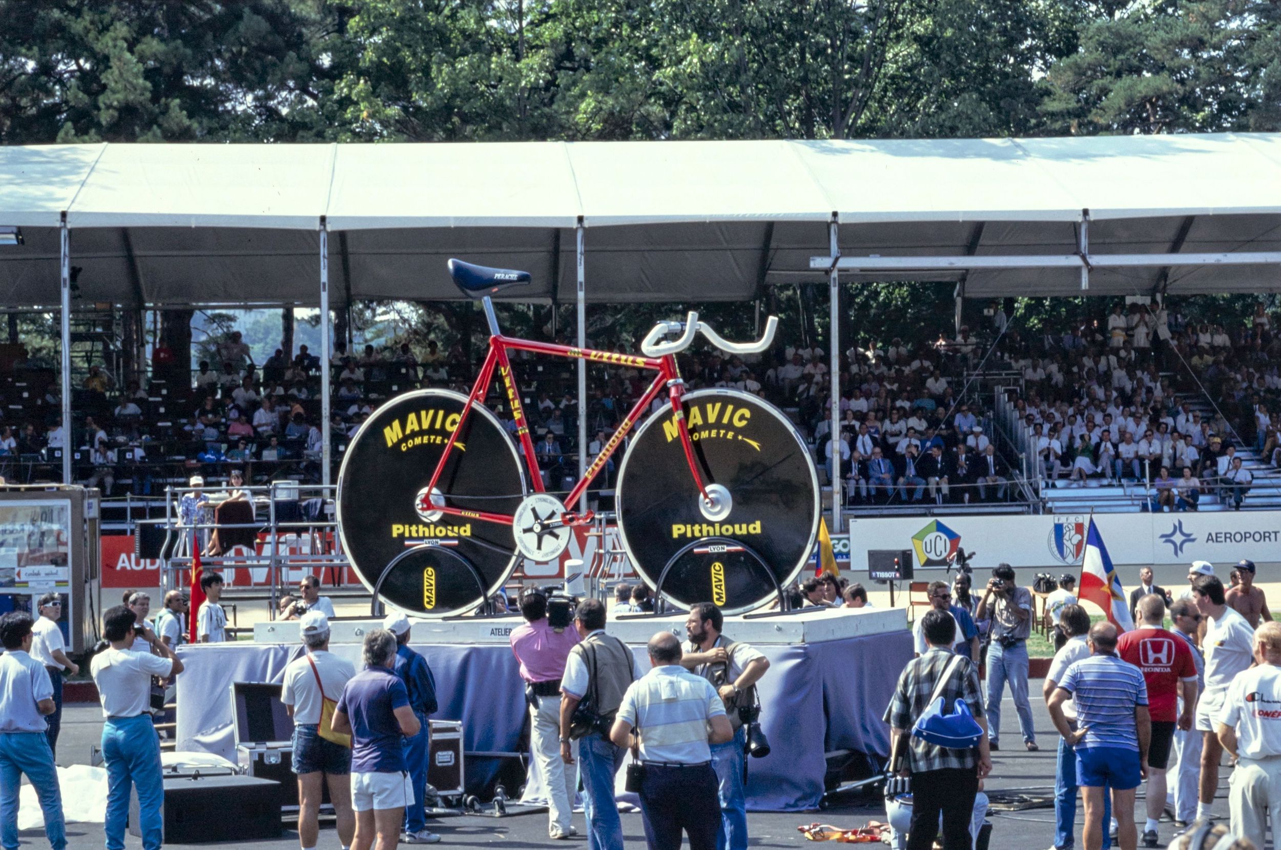 Cérémonie d'ouverture du championnat du monde de vélo sur piste organisé le 16 août 1989 au vélodrome du parc de la Tête d'Or : photographie couleur (1989, cote 1518WP/2043)