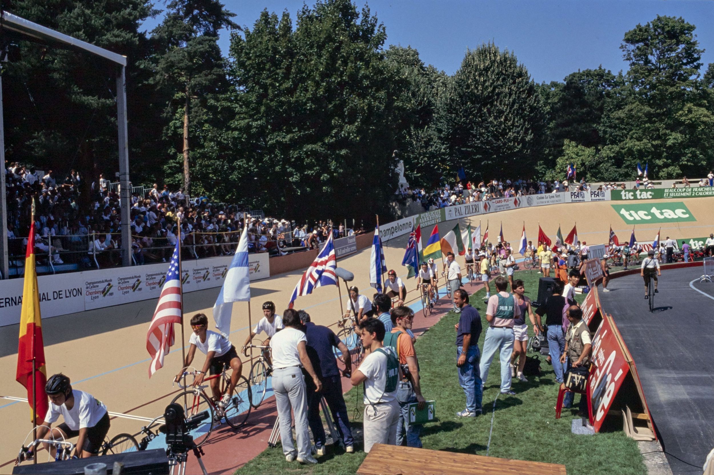 Cérémonie d'ouverture du championnat du monde de vélo sur piste organisé le 16 août 1989 au vélodrome du parc de la Tête d'Or : photographie couleur (1989, cote 1518WP/2043)