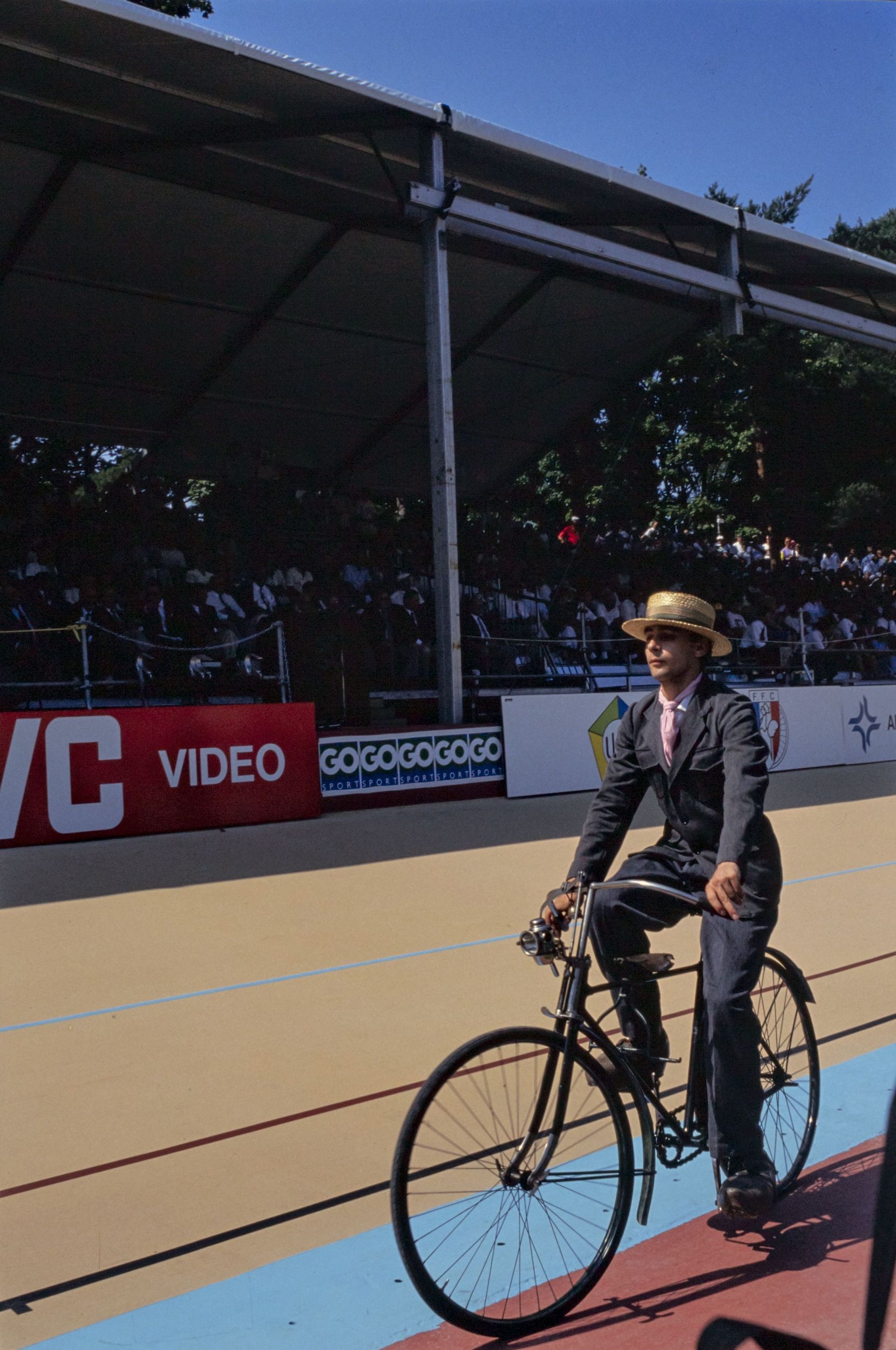 Cérémonie d'ouverture du championnat du monde de vélo sur piste organisé le 16 août 1989 au vélodrome du parc de la Tête d'Or : photographie couleur (1989, cote 1518WP/2043)