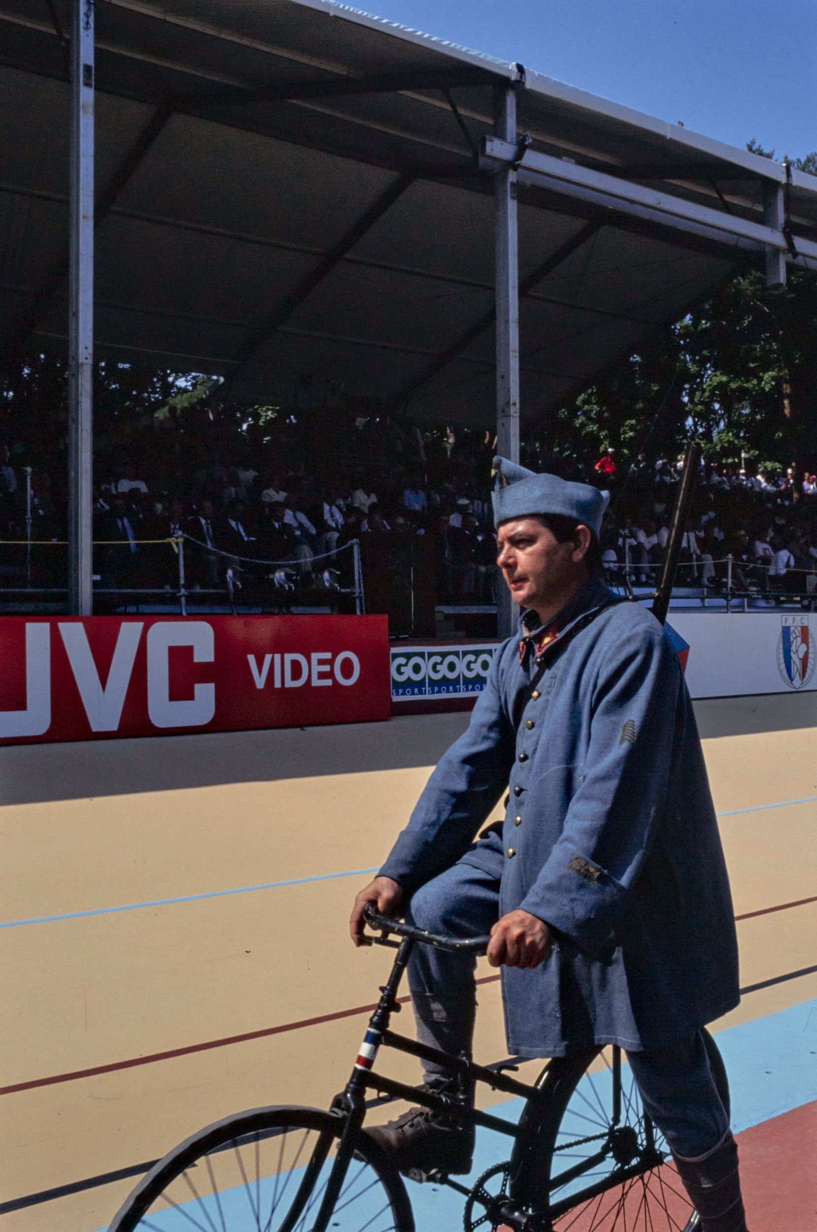 Cérémonie d'ouverture du championnat du monde de vélo sur piste organisé le 16 août 1989 au vélodrome du parc de la Tête d'Or : photographie couleur (1989, cote 1518WP/2043)