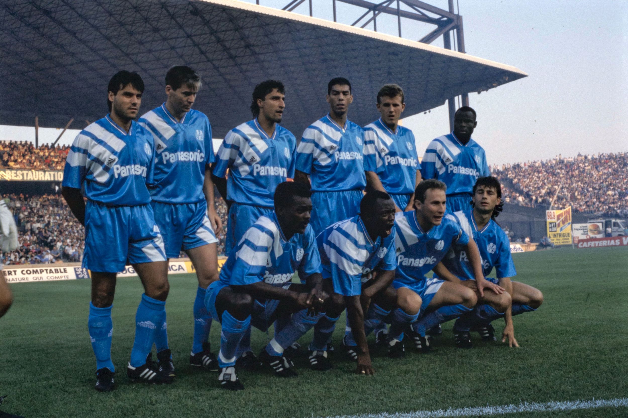 Rencontre de football entre l'Olympique Lyonnais et l'Olympique de Marseille : photographie couleur (1991, cote 1518WP/998)