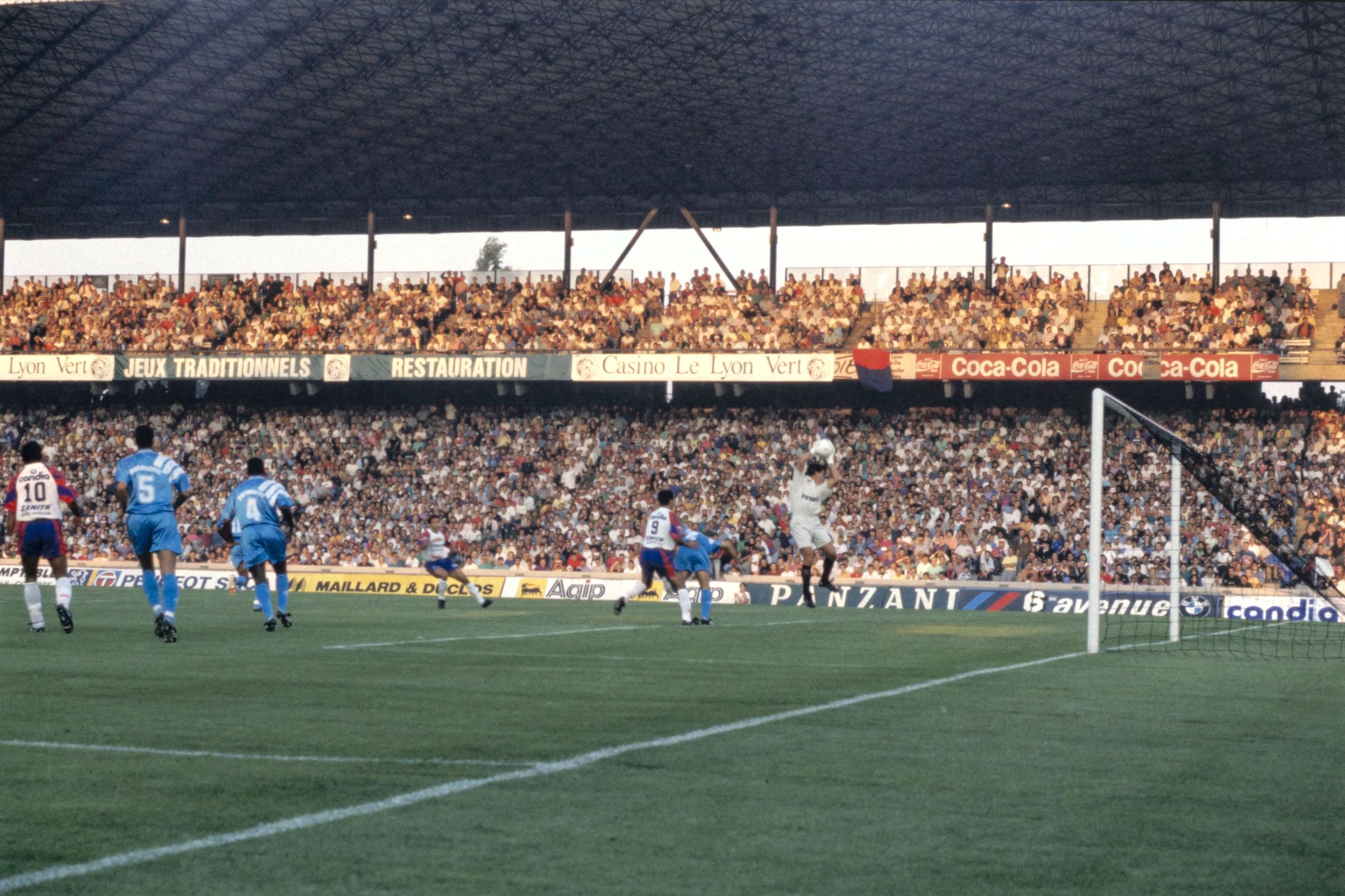 Rencontre de football entre l'Olympique Lyonnais et l'Olympique de Marseille : photographie couleur (1991, cote 1518WP/998)