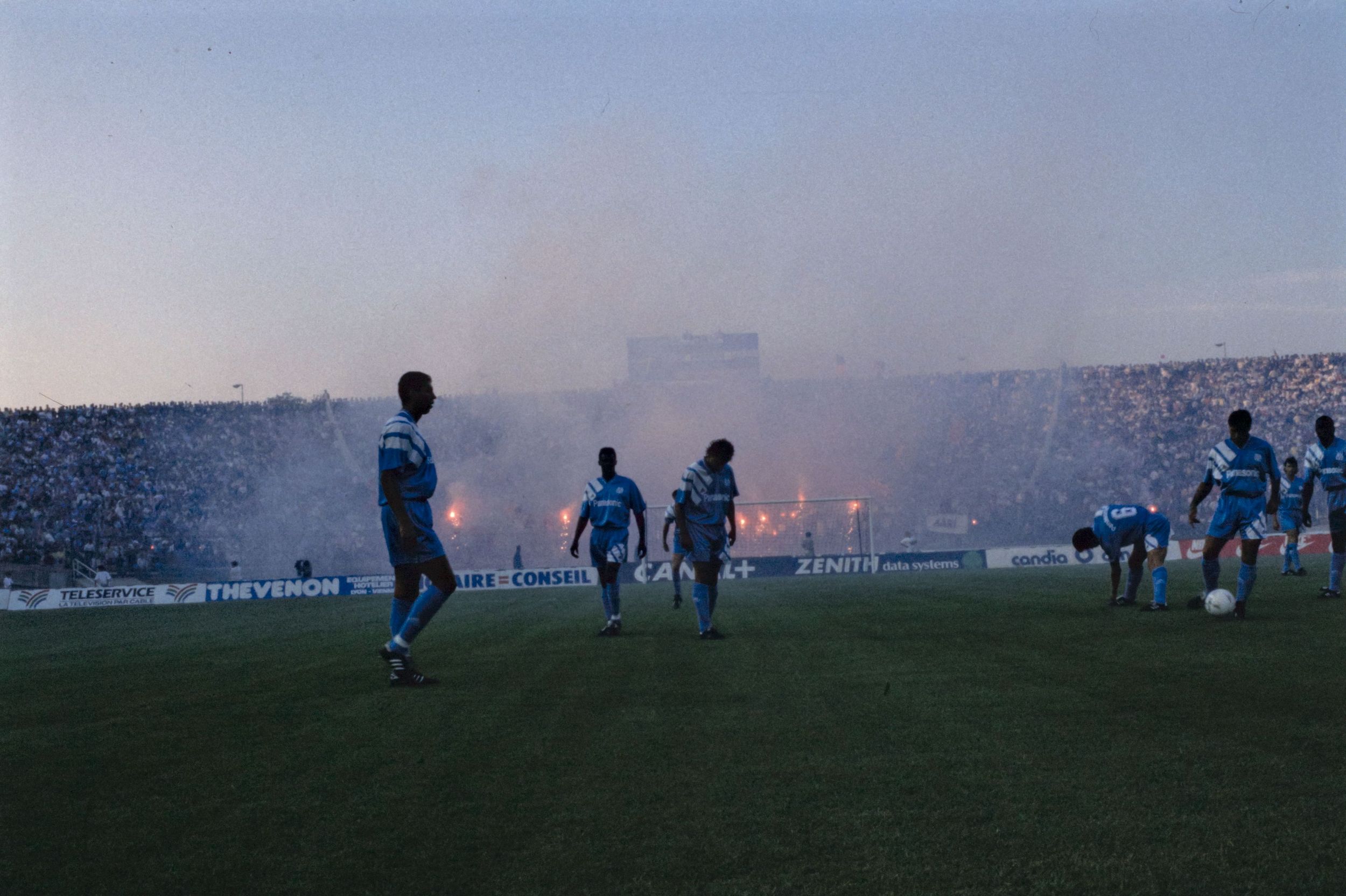 Rencontre de football entre l'Olympique Lyonnais et l'Olympique de Marseille : photographie couleur (1991, cote 1518WP/998)