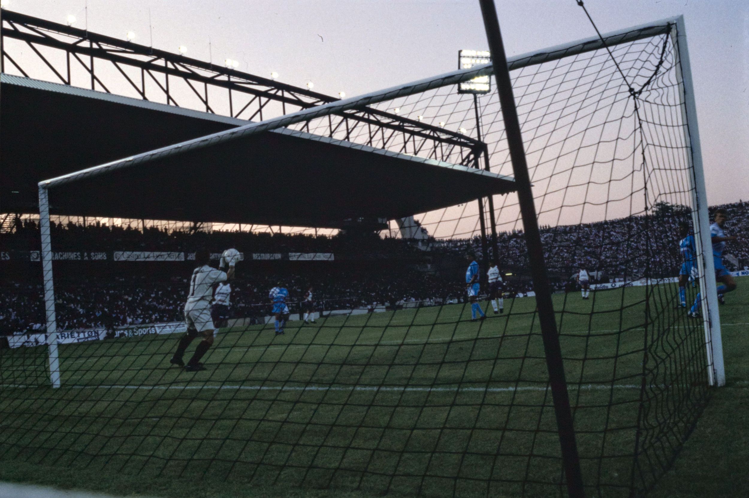 Rencontre de football entre l'Olympique Lyonnais et l'Olympique de Marseille : photographie couleur (1991, cote 1518WP/998)