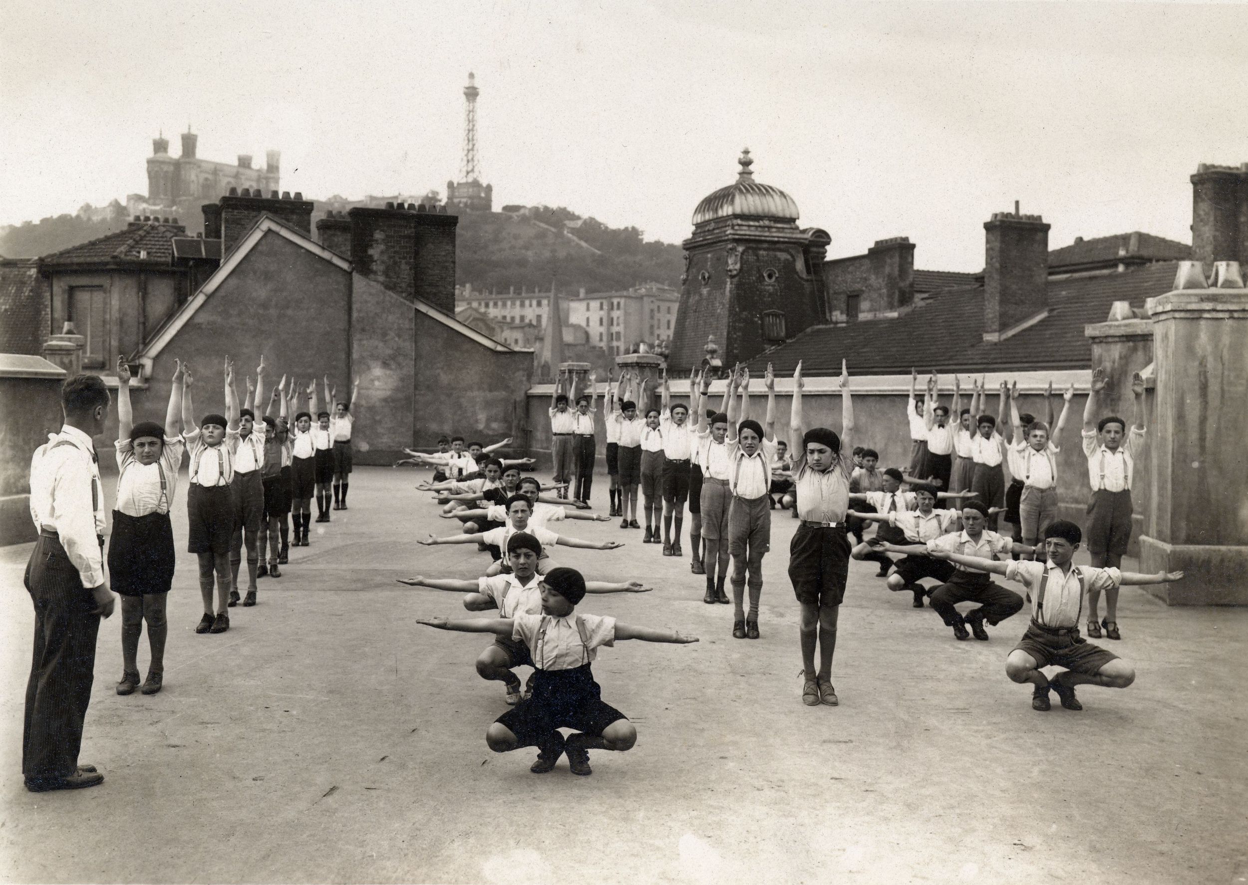 Elèves de la Martinière en train de faire du sport : photographie NB, crédit F. Pacalet (1933, cote 2PH/231)