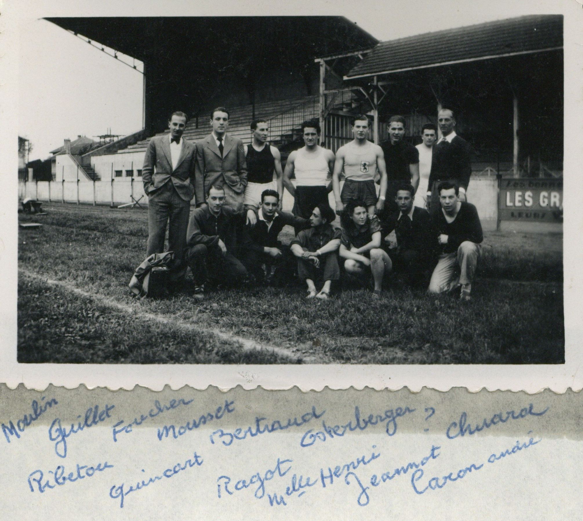 Athlètes du LOU - Légende "Moulin, Guillet, Foucher, Mousset, Bertrand, Goterberger, ?, Chuard, Ribetou, Quincart, Ragot, Melle Henri, Jeannot, Caron André" : photographie NB (1936, cote 362II/5)