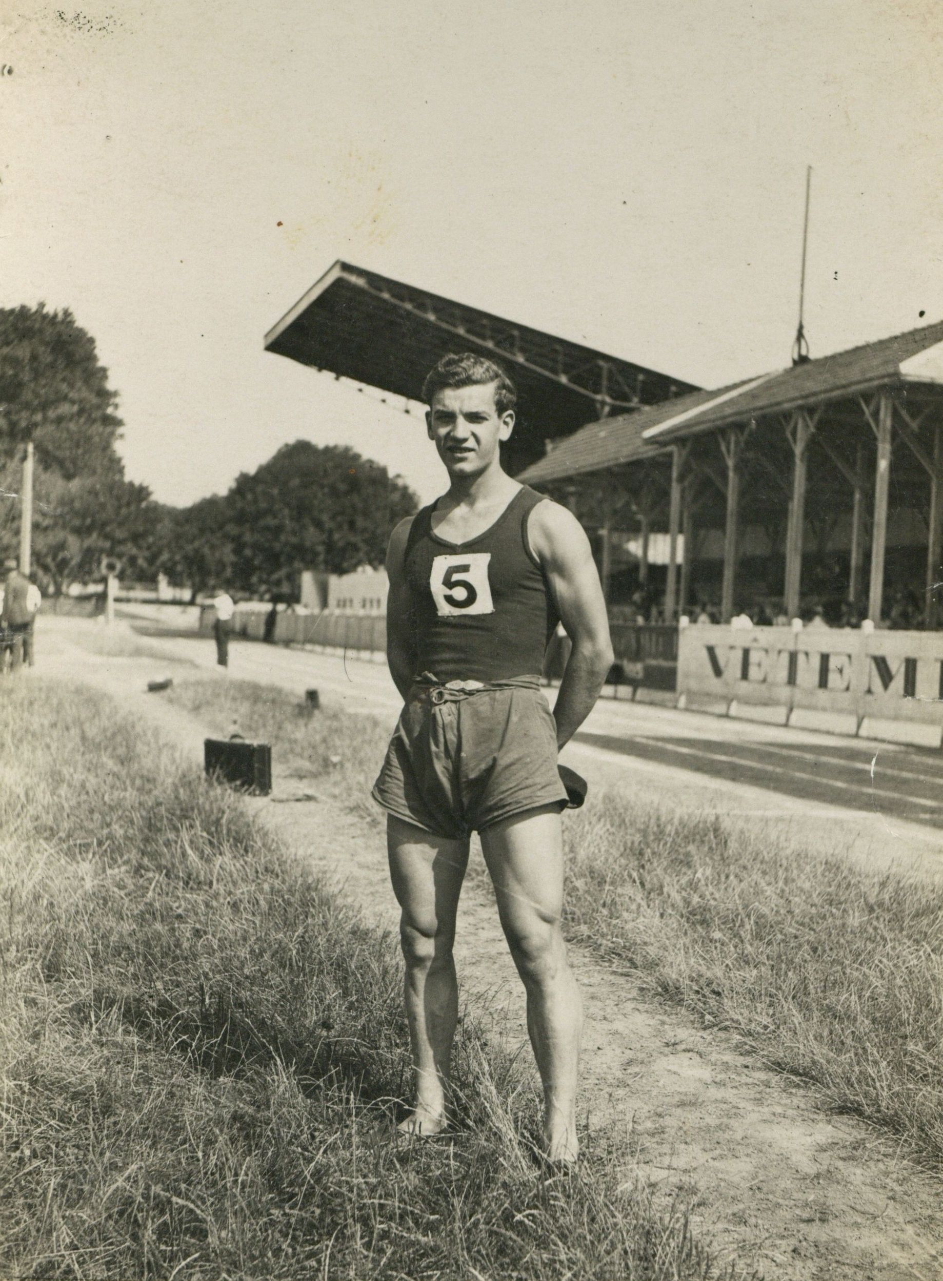 Tony Bertrand, en tenue d'athlète (stade des Iris) : photographie NB ([années 1930], cote 362II/5)