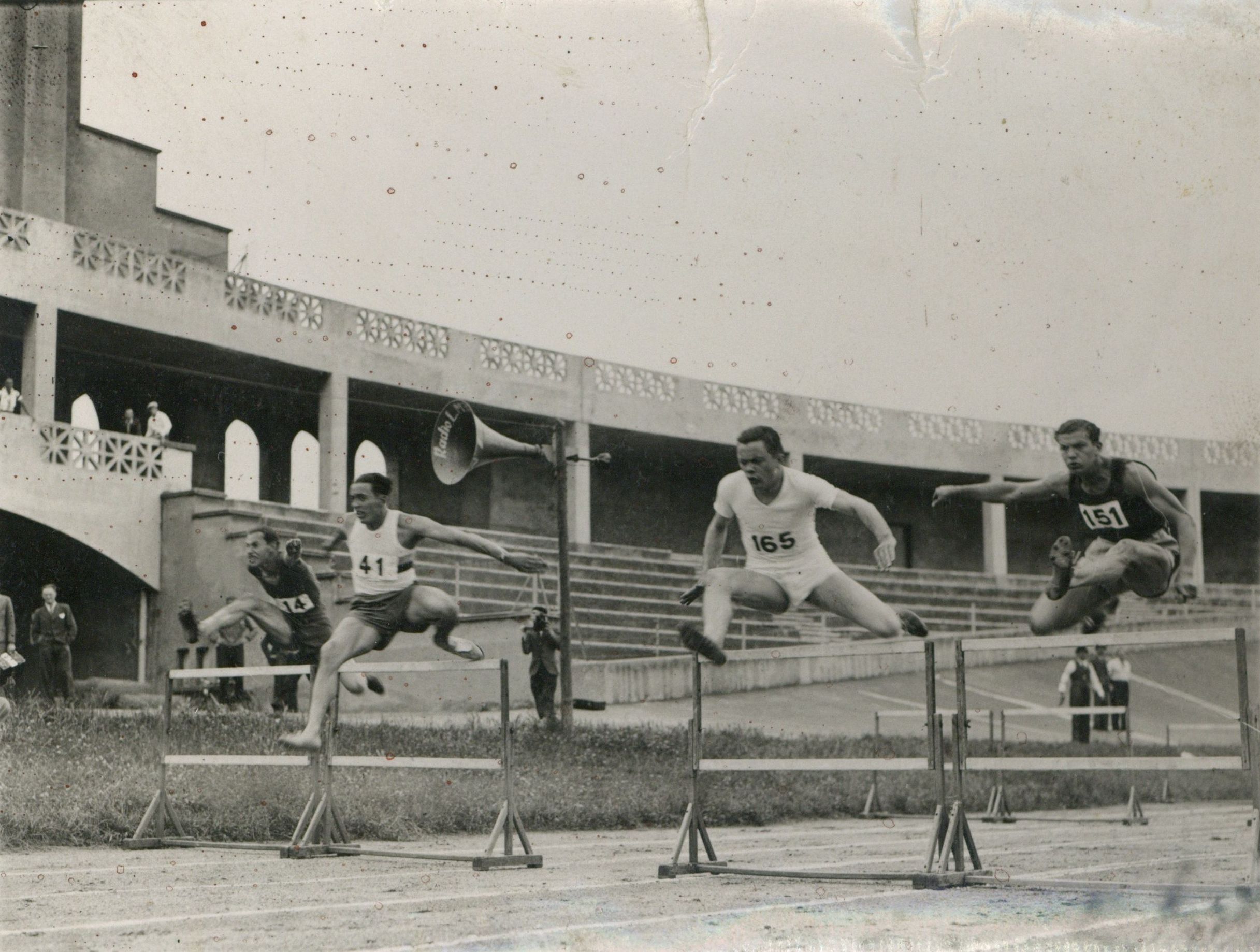 Course de haies à Gerland - Légende "Guttin, T. Bertrand" : photographie NB ([années 1930], cote 362II/5)