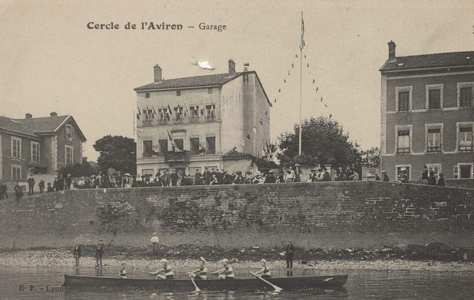 Cercle de l'aviron - Garage : carte postale NB (1910, cote 4FI_3853)