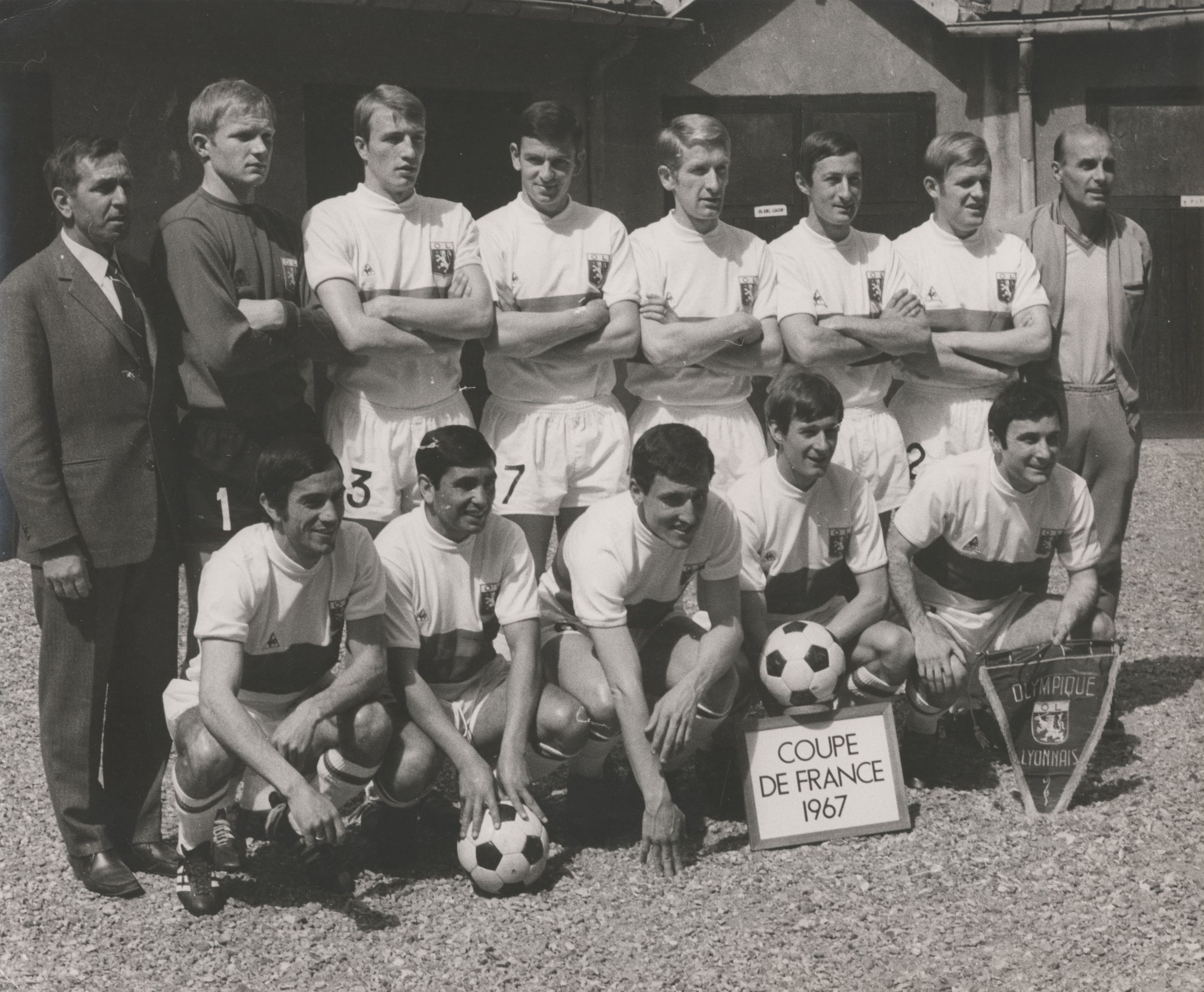 Joueurs de football de l'Olympique lyonnais lors de leur victoire à la Coupe de France en 1967, photographie parue dans le magazine sportif Miroir Sprint ou Miroir du football : photo. NB (vers 1967, cote 8PH_1, copie à usage privé)