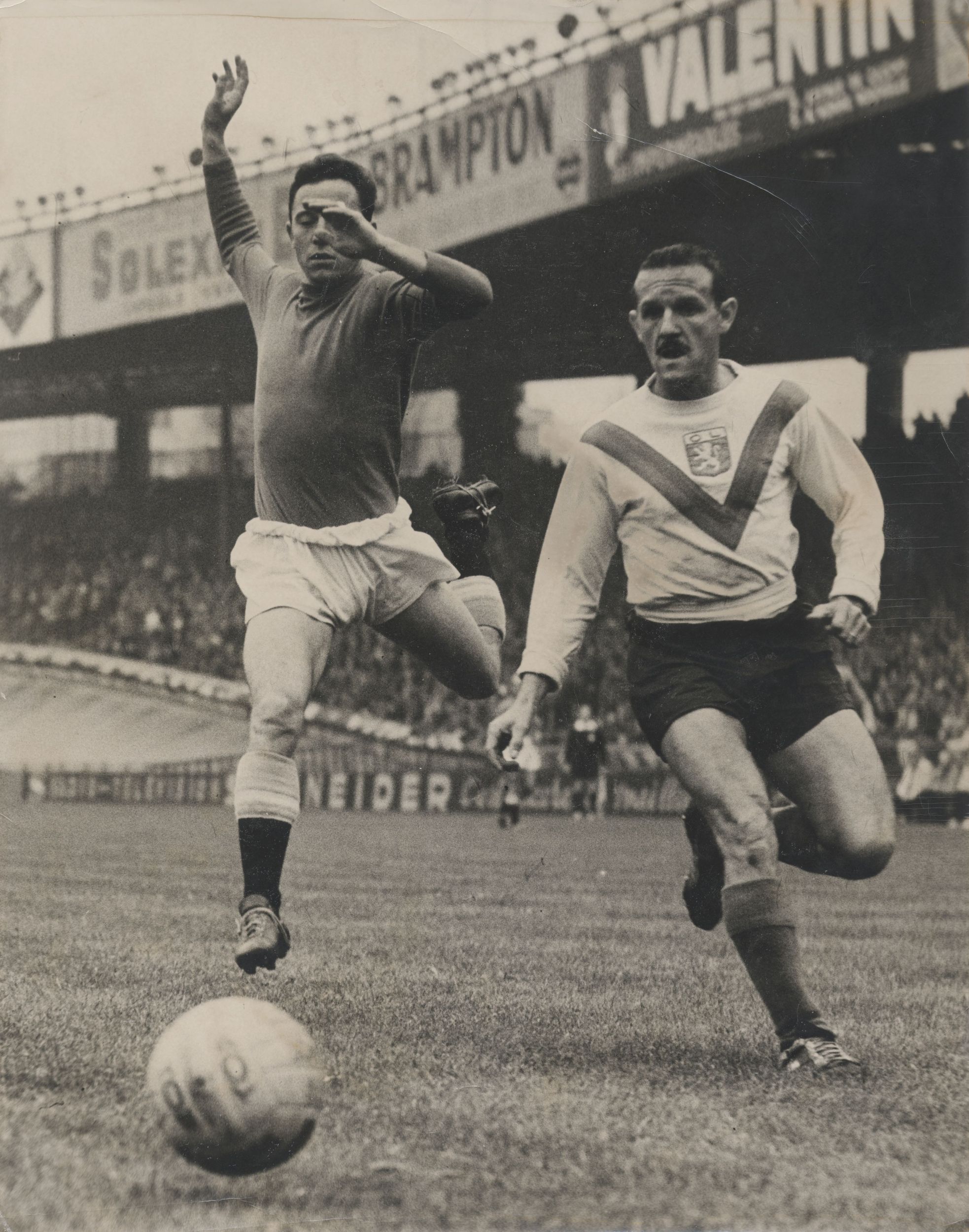 Joueur de football de l'Olympique lyonnais, photographie parue dans le magazine sportif Miroir Sprint ou Miroir du football : photo. NB (entre 1950 et 1970, cote 8PH_1, copie à usage privé)