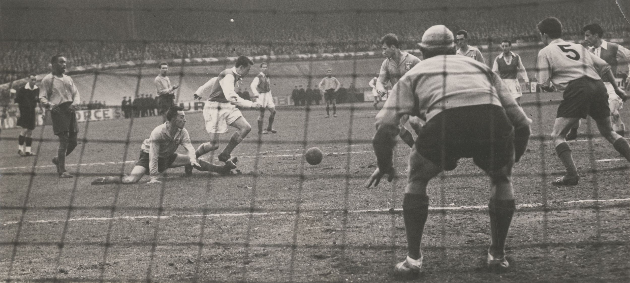 Joueurs de football de l'Olympique lyonnais, photographie parue dans le magazine sportif Miroir Sprint ou Miroir du football : photo. NB (entre 1950 et 1970, cote 8PH_1, copie à usage privé)