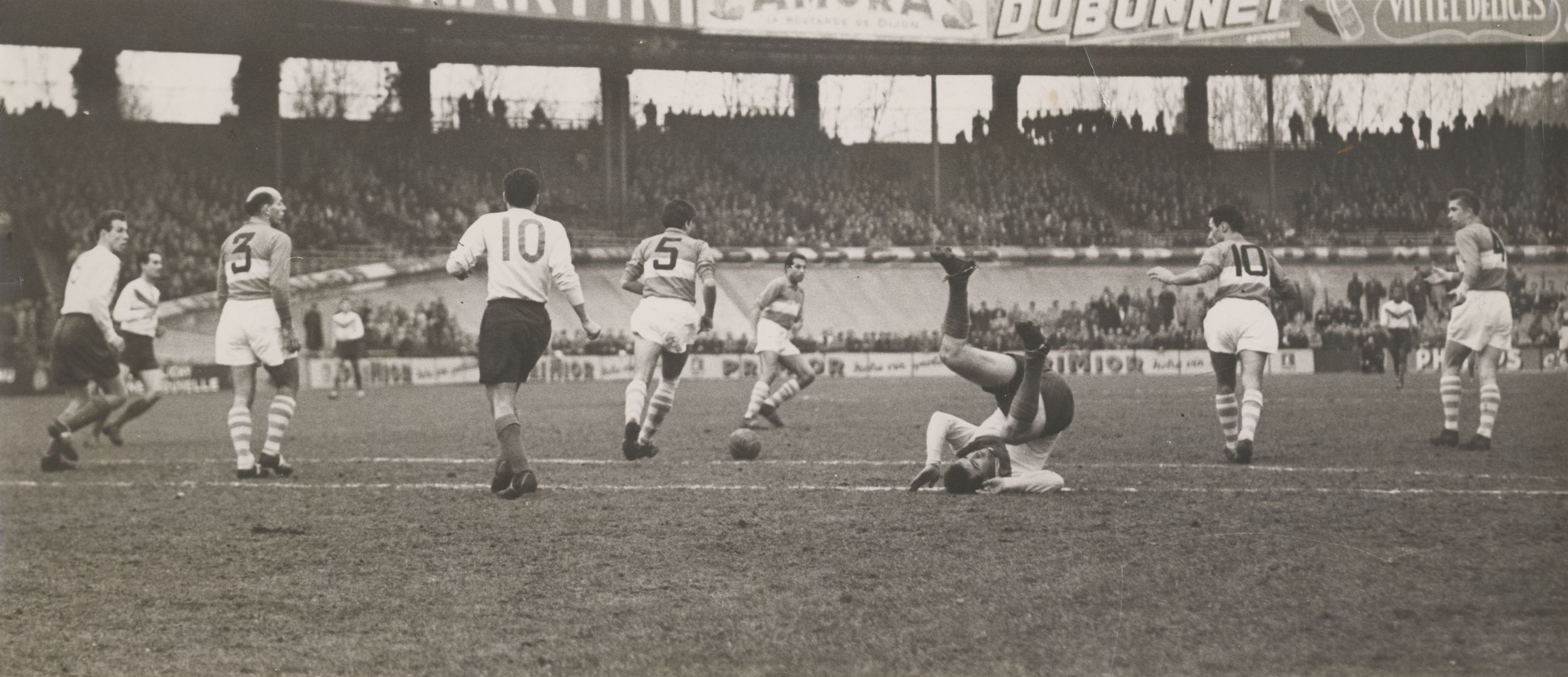 Joueurs de football de l'Olympique lyonnais, photographie parue dans le magazine sportif Miroir Sprint ou Miroir du football : photo. NB (entre 1950 et 1970, cote 8PH_1, copie à usage privé)