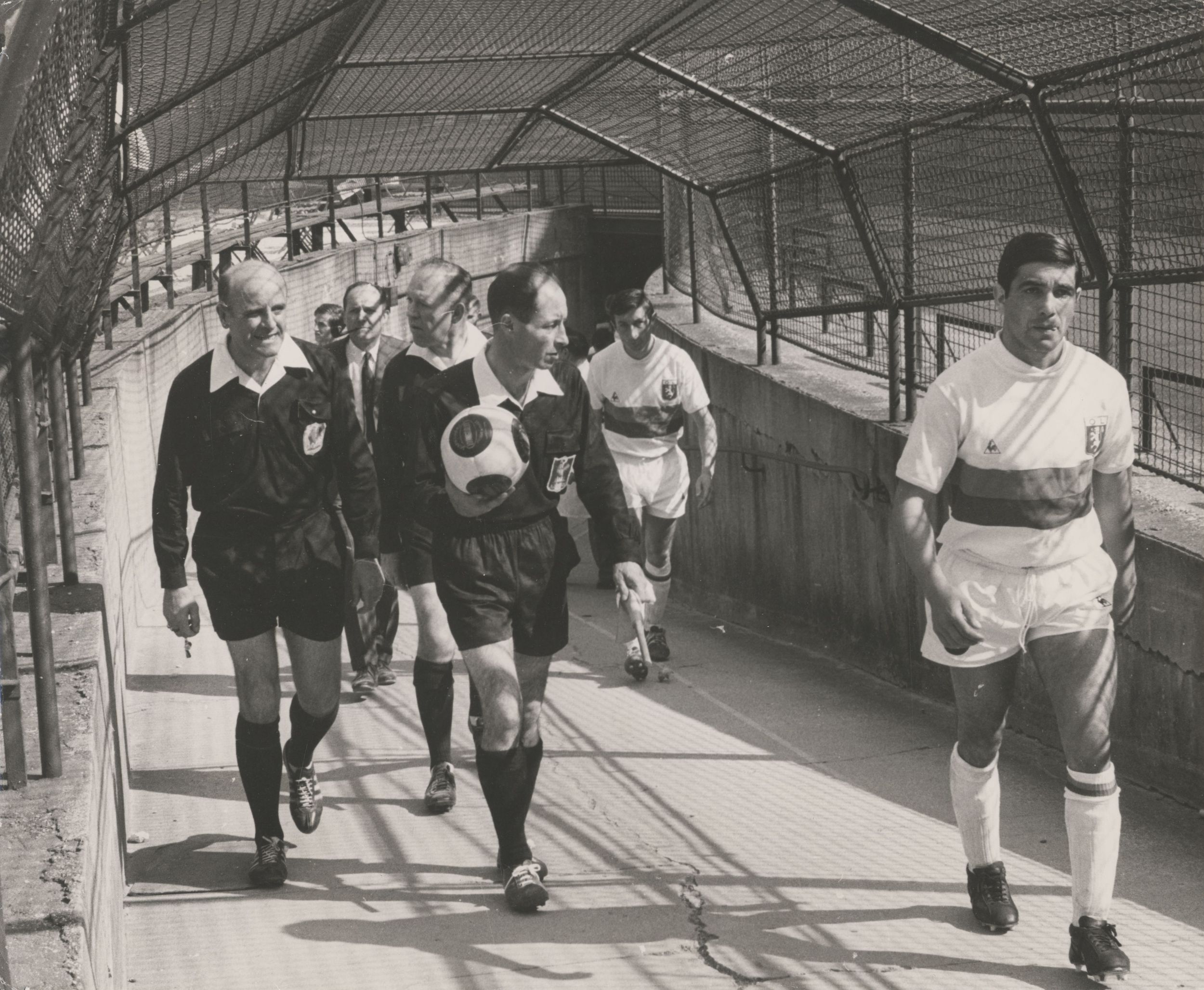 Joueurs de football de l'Olympique lyonnais, photographie parue dans le magazine sportif Miroir Sprint ou Miroir du football : photo. NB (entre 1950 et 1970, cote 8PH_1, copie à usage privé)