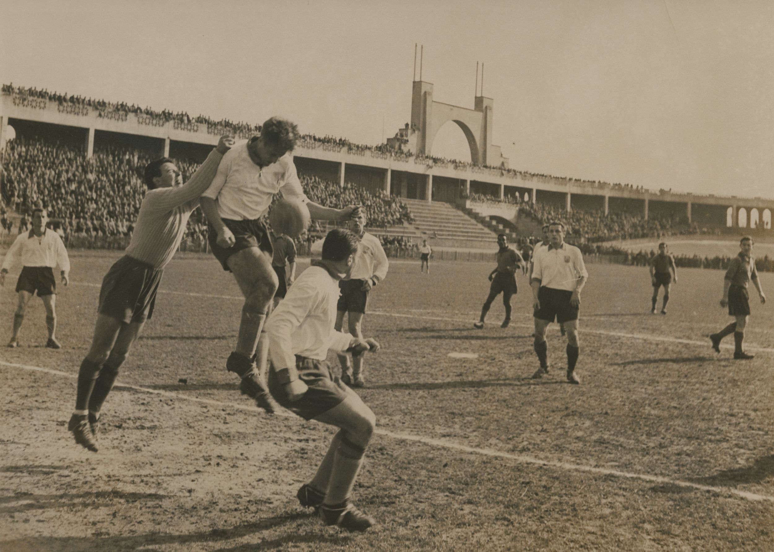 Joueurs de football de l'Olympique lyonnais au stade de Gerland, photographie parue dans le magazine sportif Miroir Sprint ou Miroir du football : photo. NB (entre 1950 et 1970, cote 8PH_2, copie à usage privé)