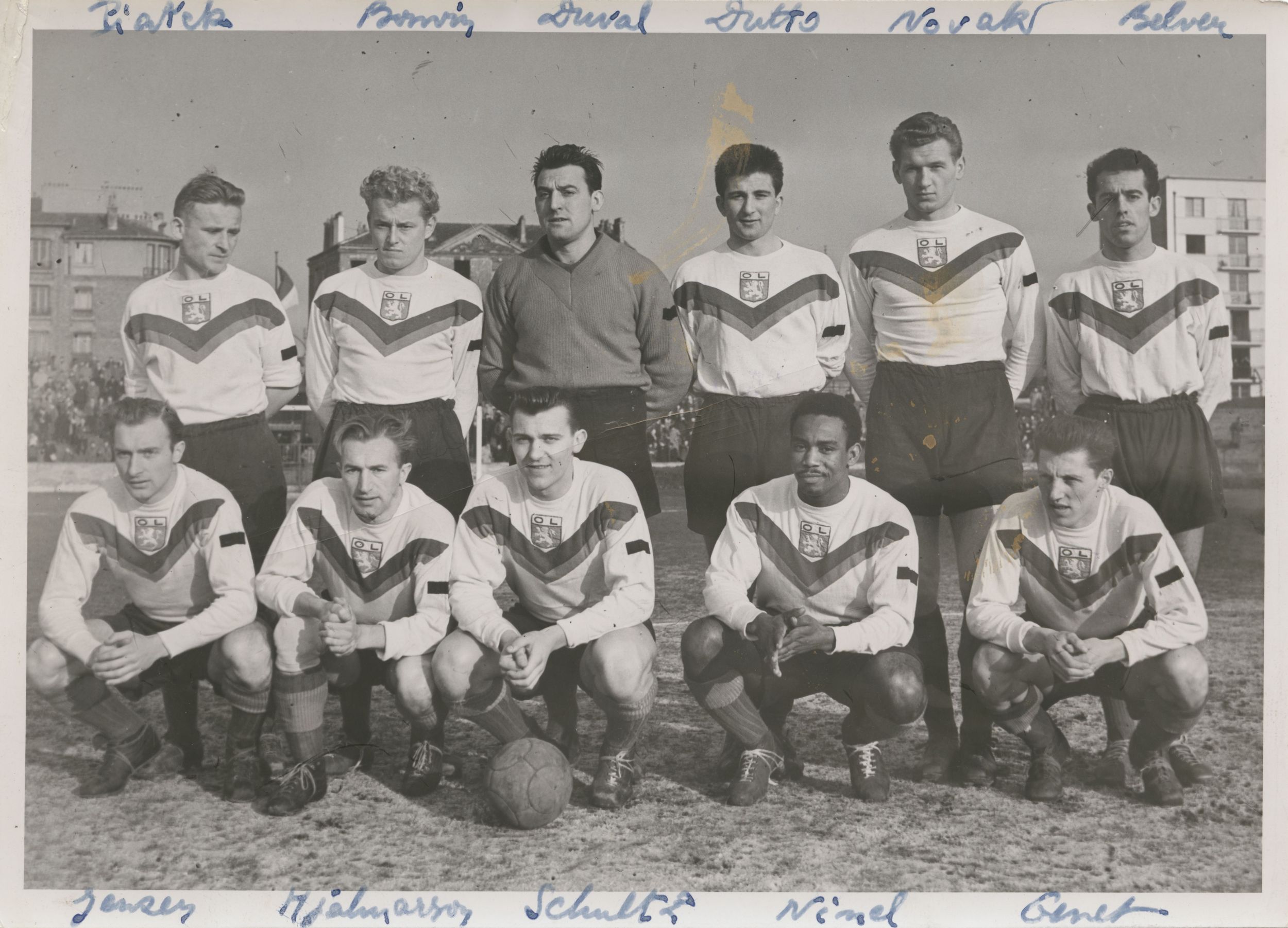 Joueurs de football de l'Olympique lyonnais, photographie parue dans le magazine sportif Miroir Sprint ou Miroir du football : photo. NB (entre 1950 et 1970, cote 8PH_2, copie à usage privé)