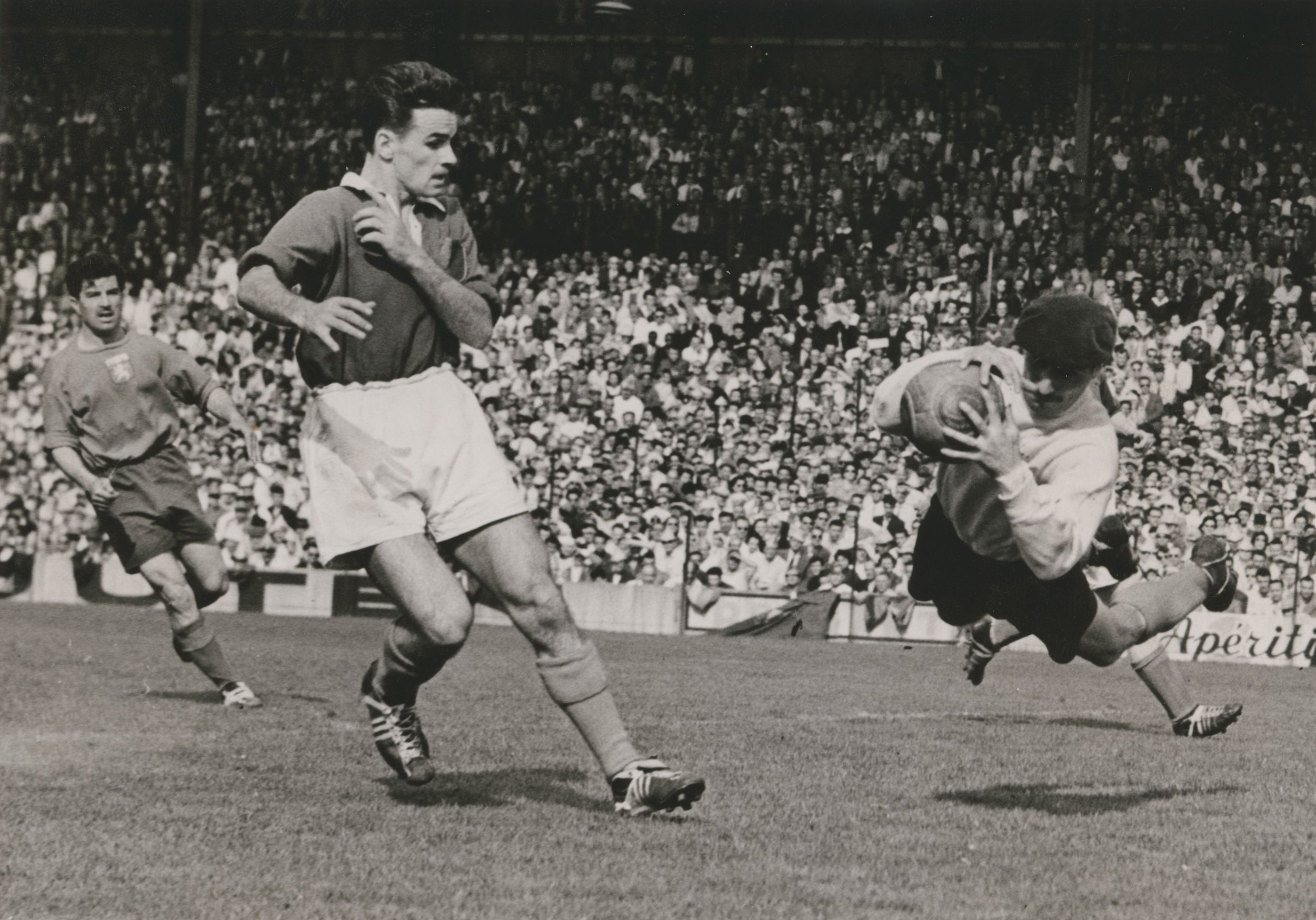 Joueurs de football de l'Olympique lyonnais, photographie parue dans le magazine sportif Miroir Sprint ou Miroir du football : photo. NB (entre 1950 et 1970, cote 8PH_2, copie à usage privé)