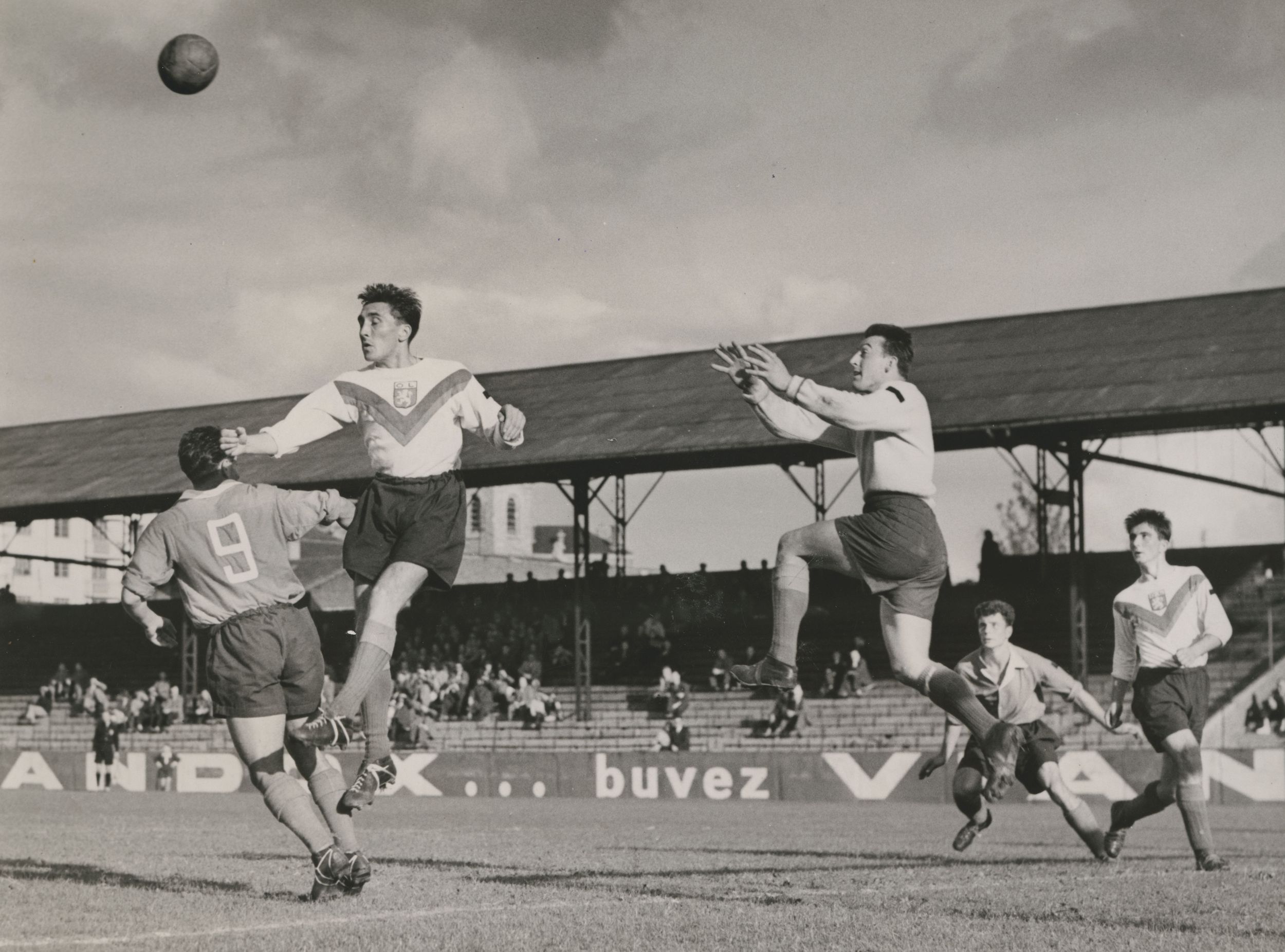 Joueurs de football de l'Olympique lyonnais, photographie parue dans le magazine sportif Miroir Sprint ou Miroir du football : photo. NB (entre 1950 et 1970, cote 8PH_3, copie à usage privé)