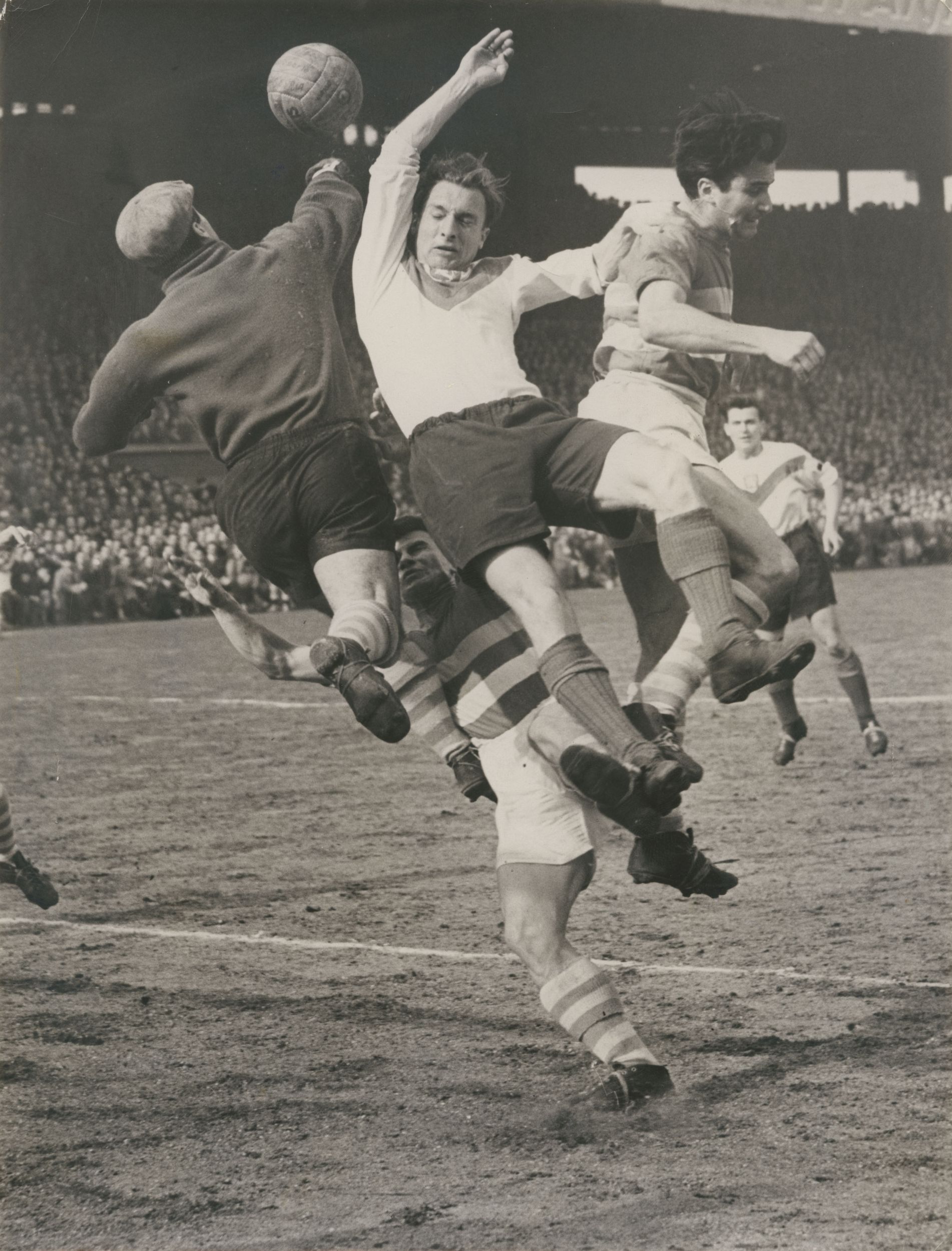 Joueurs de football de l'Olympique lyonnais, photographie parue dans le magazine sportif Miroir Sprint ou Miroir du football : photo. NB (entre 1950 et 1970, cote 8PH_3, copie à usage privé)