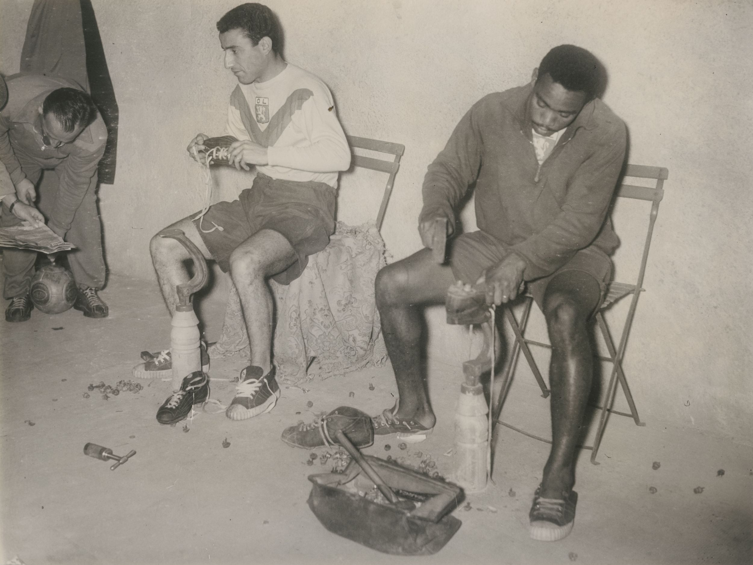 Joueurs de football de l'Olympique lyonnais, photographie parue dans le magazine sportif Miroir Sprint ou Miroir du football : photo. NB (entre 1950 et 1970, cote 8PH_3, copie à usage privé)