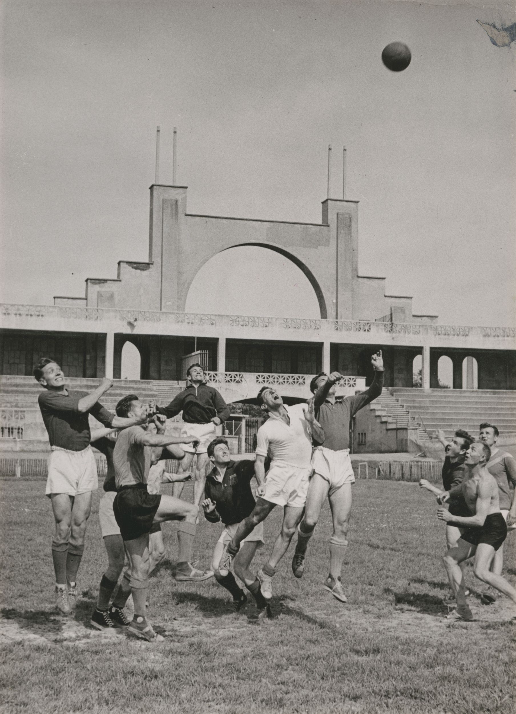 Joueurs de football de l'Olympique lyonnais au stade de Gerland, photographie parue dans le magazine sportif Miroir Sprint ou Miroir du football : photo. NB (entre 1950 et 1970, cote 8PH_4, copie à usage privé)