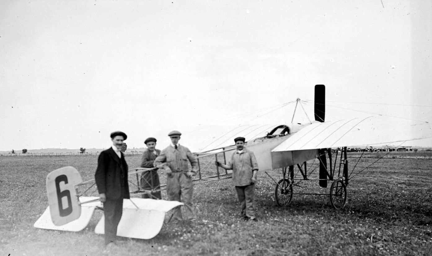 Aéroport de Lyon-Bron en 1912, avion à l'arrêt devant la piste : photographie NB sur verre, crédit E. Poix ou E. Pernet (vers 1912, cote 8PH/583, copie à usage privé)