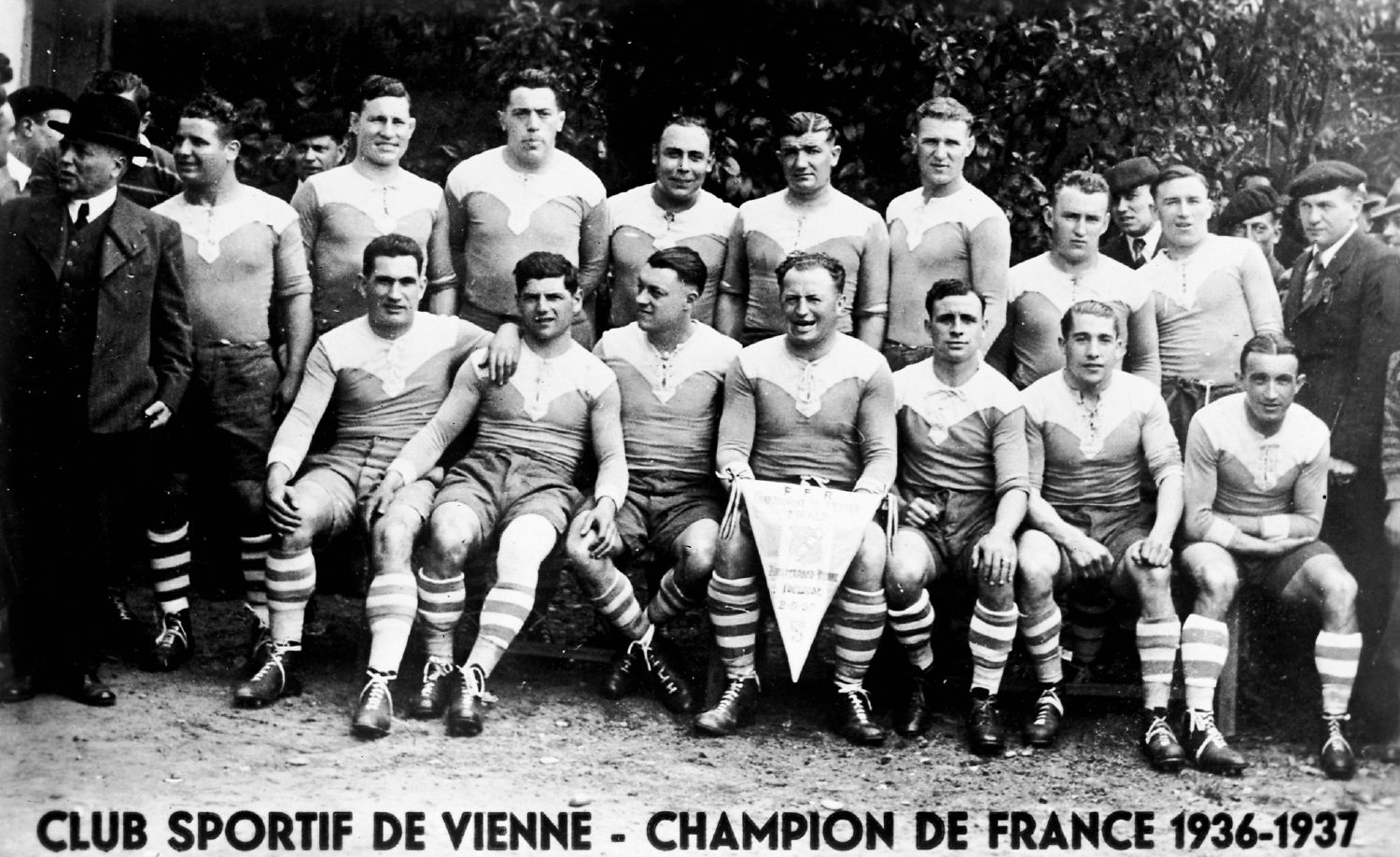 Equipe de rugby du Club Sportif de Vienne saison 1936-1937 : photographie NB sur verre, crédit E. Poix ou E. Pernet (1936-1937, cote 8PH/584, copie à usage privé)