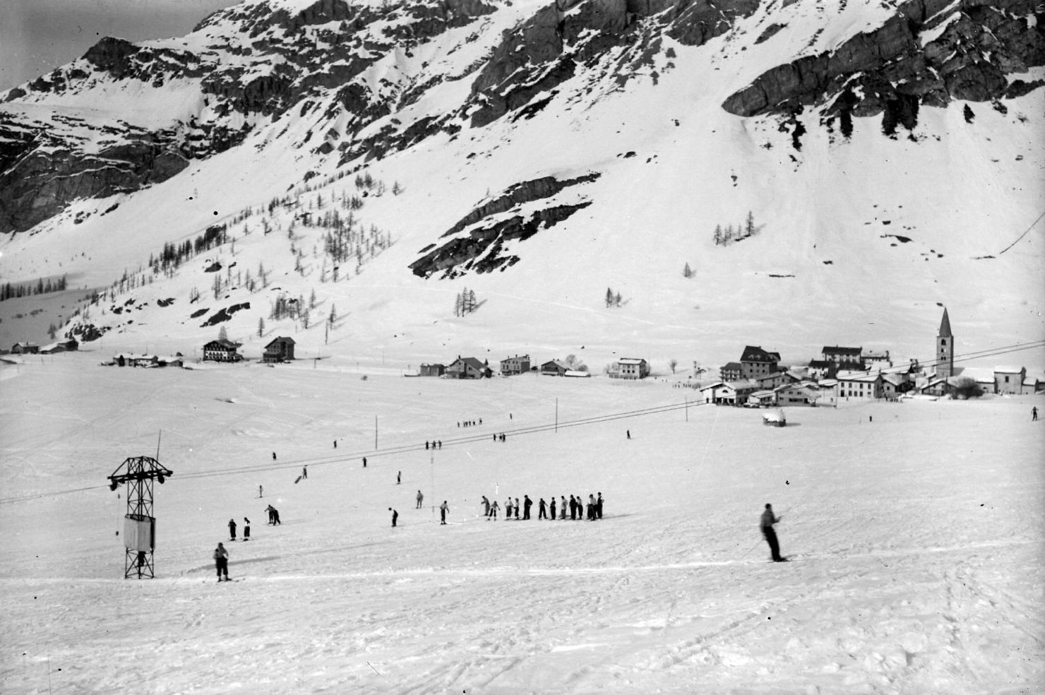 Skieurs sur les pistes de Val d'Isère : photographie NB sur verre, crédit E. Poix ou E. Pernet (1935, cote 8PH/898, copie à usage privé)