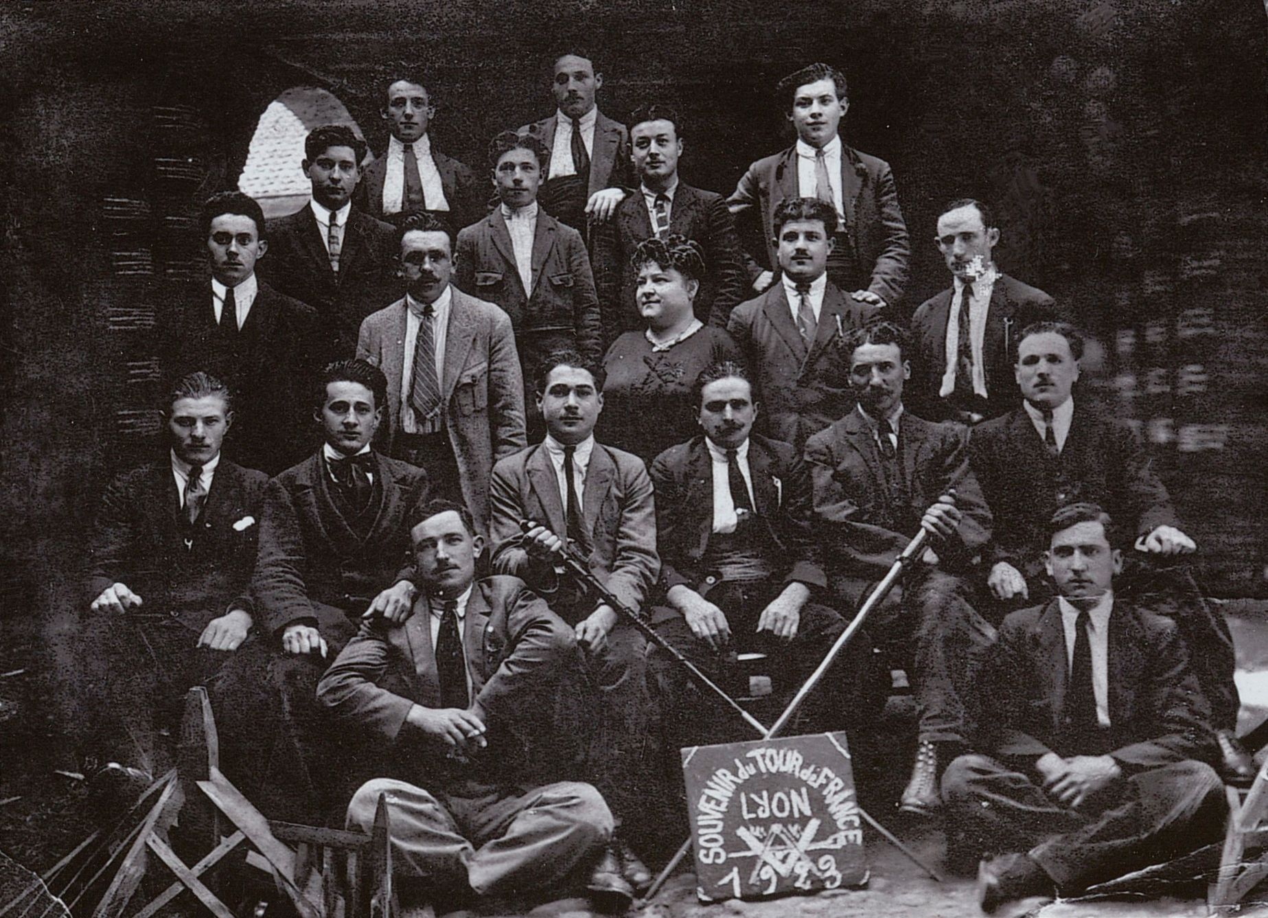  Portrait de groupe des compagnons du Tour de France photographiés à Lyon en 1923 : tirage photographique contemporain NB, copie à usage privé (2014, cote 100PH/1/68)