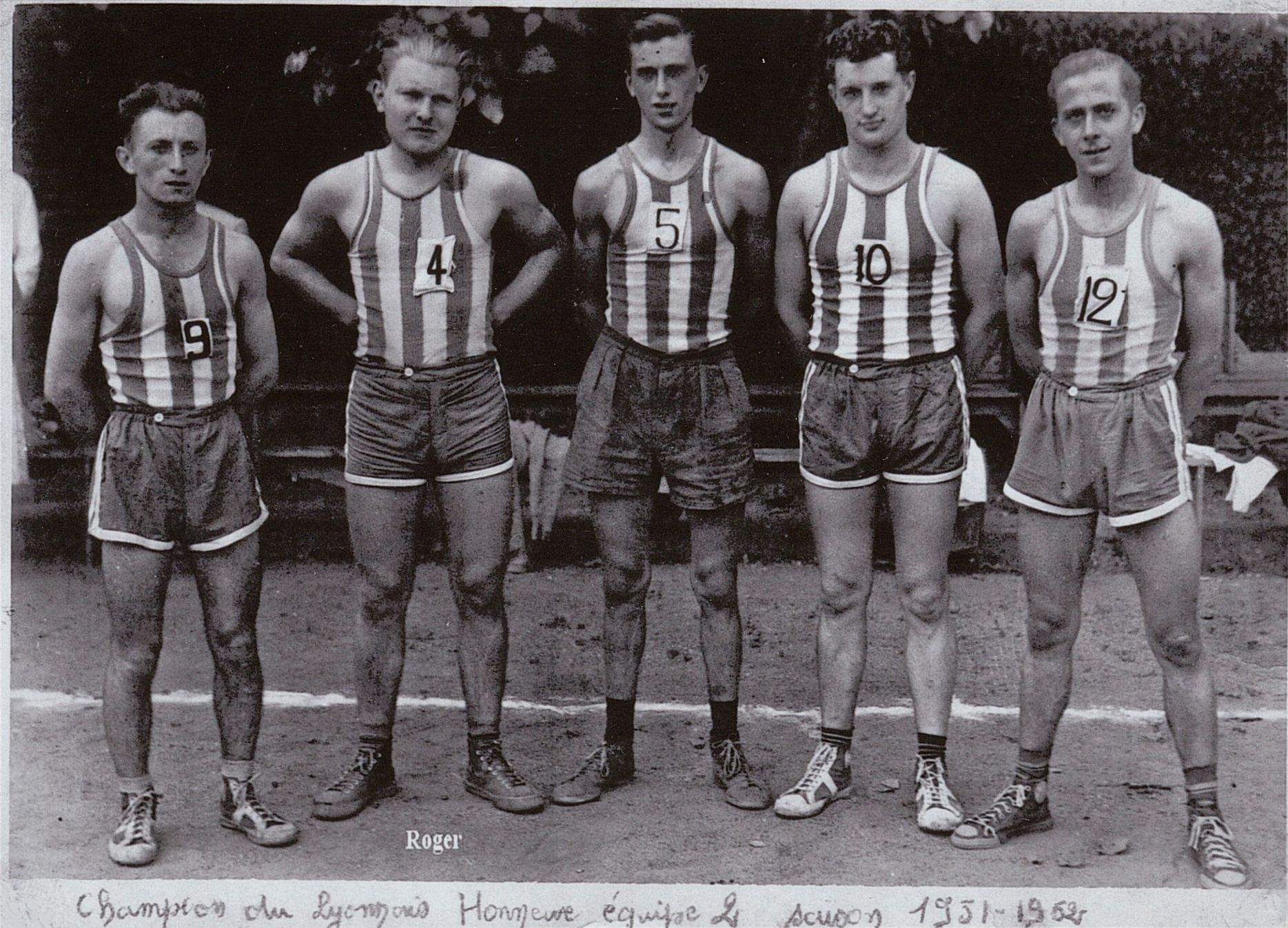 Portrait de groupe de 5 joueurs de basket. Inscription manuscrite sous la photographie "Champion du Lyonnais Honneur équipe 2 saison 1951-1952" : tirage photographique contemporain NB, copie à usage privé (2014, cote 100PH/1/68)