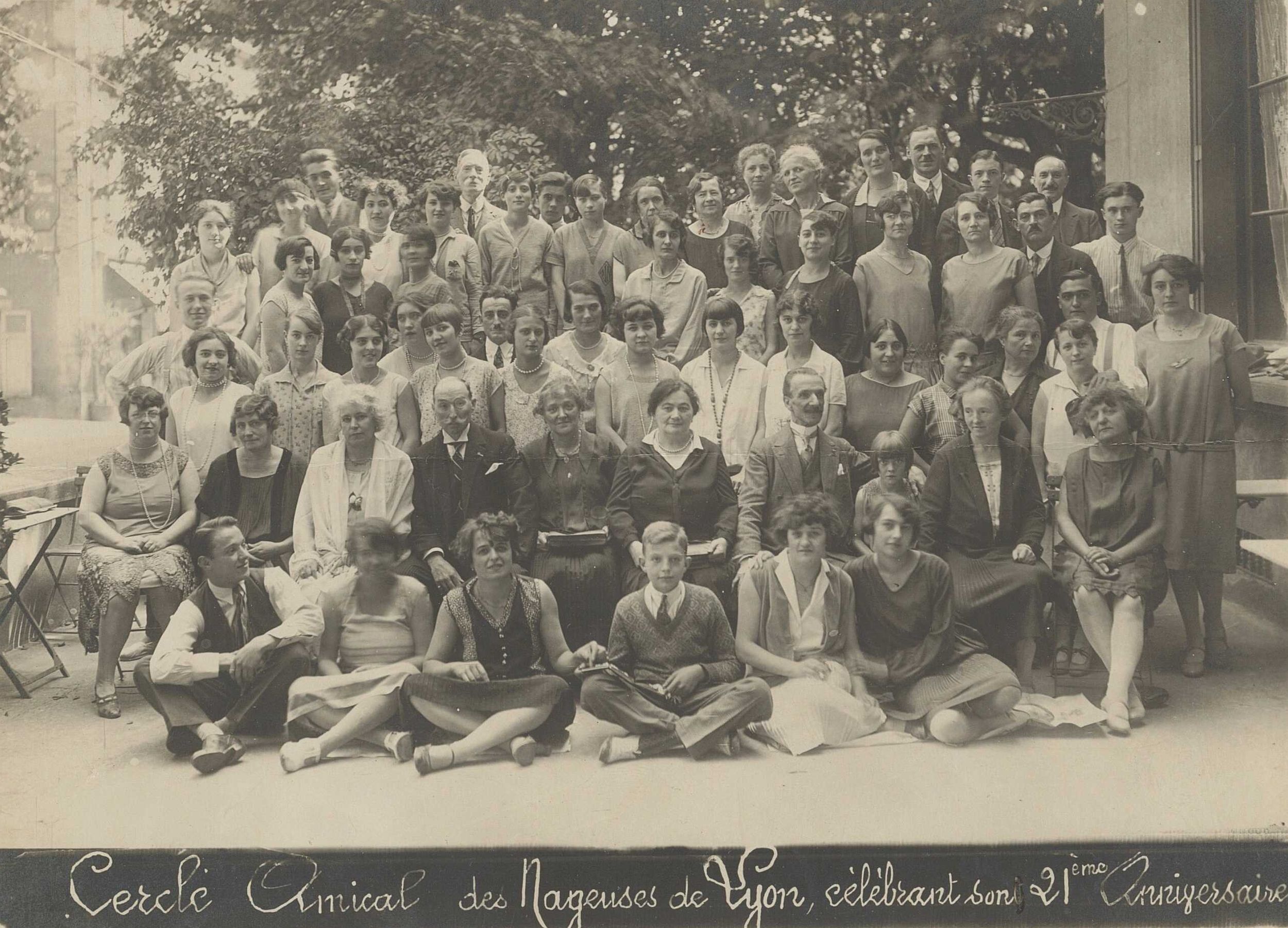 Cercle amical des nageuses de Lyon célébrant son 21ème anniversaire : photographie couleur (1928, cote 100PH/1/129, copie à usage privé)