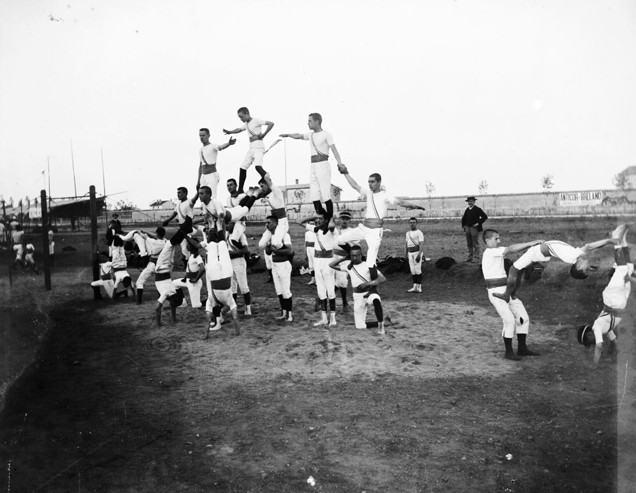 Revue militaire au Grand-Camp (Sathonay-Camp, dans le Rhône) - Gymnastes à l'exercice : photographie négative NB sur verre (vers 1900, cote 10PH/121)