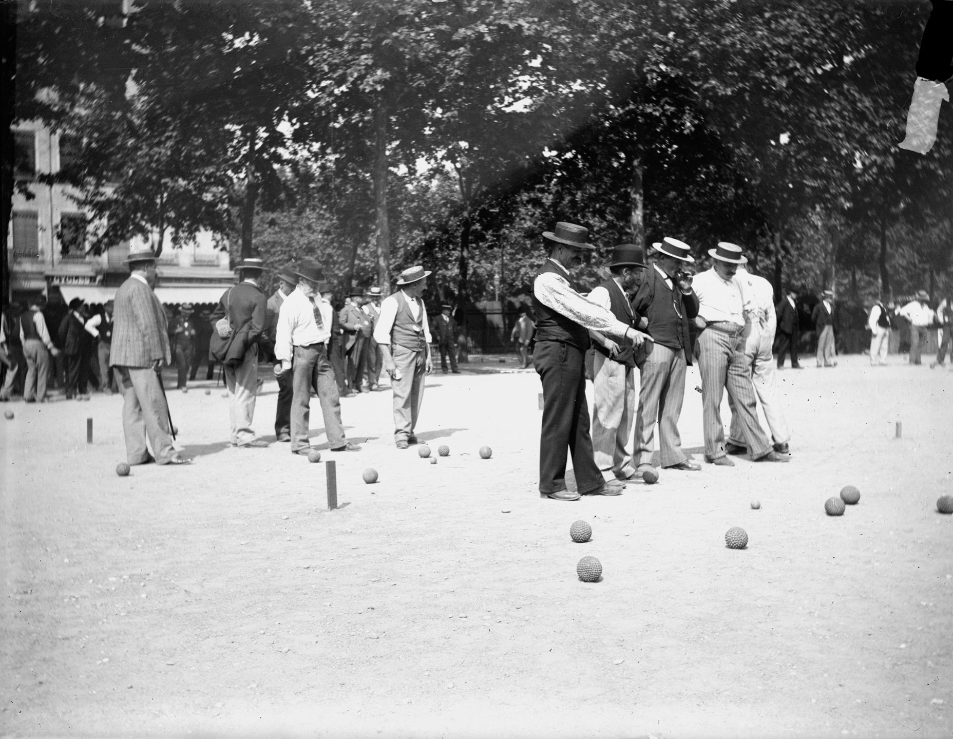 Joueurs de boules sur le cours du Midi, à Lyon : photographie négative NB sur verre (vers 1900, cote 10PH/161)