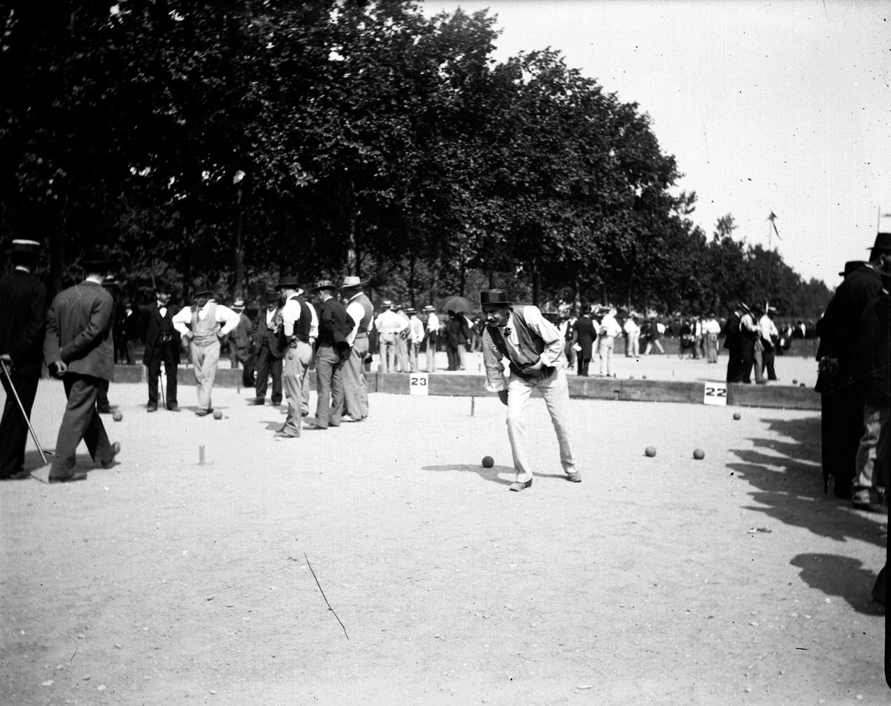 Joueurs de boules sur le cours du Midi, à Lyon : photographie négative NB sur verre (vers 1900, cote 10PH/163)